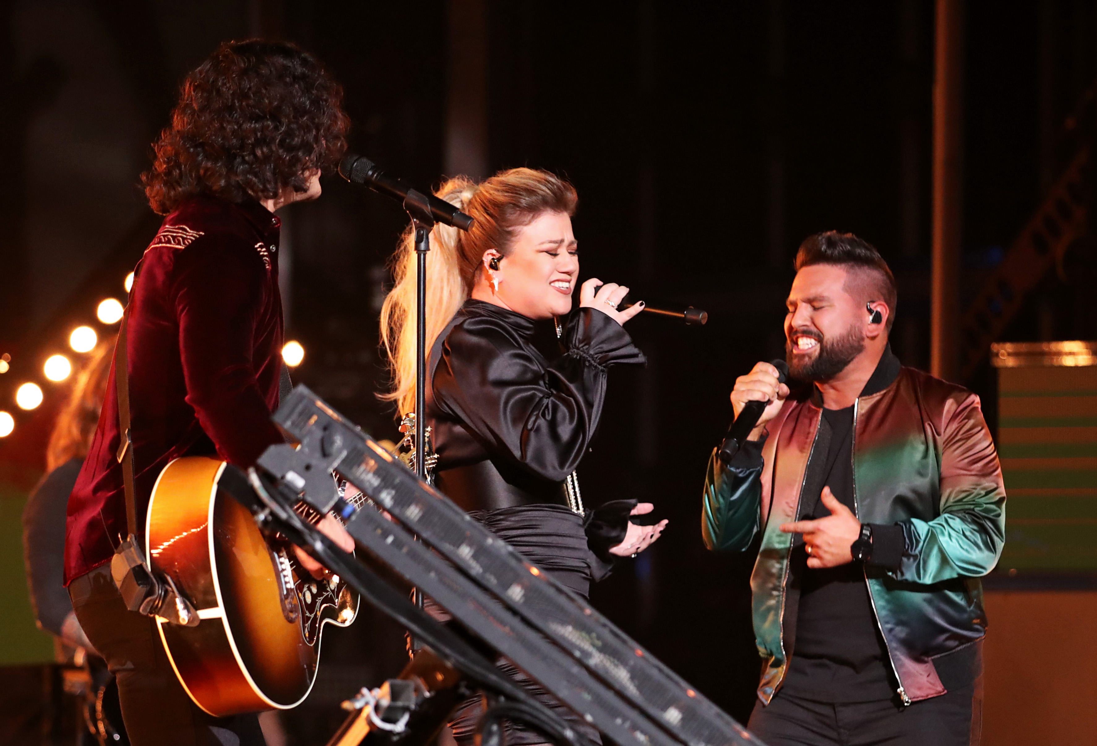 LAS VEGAS, NEVADA - APRIL 07: Kelly Clarkson (C) performs with Dan Smyers (L) and Shay Mooney (R) of Dan + Shay onstage during the 54th Academy Of Country Music Awards at MGM Grand Garden Arena on April 07, 2019 in Las Vegas, Nevada.