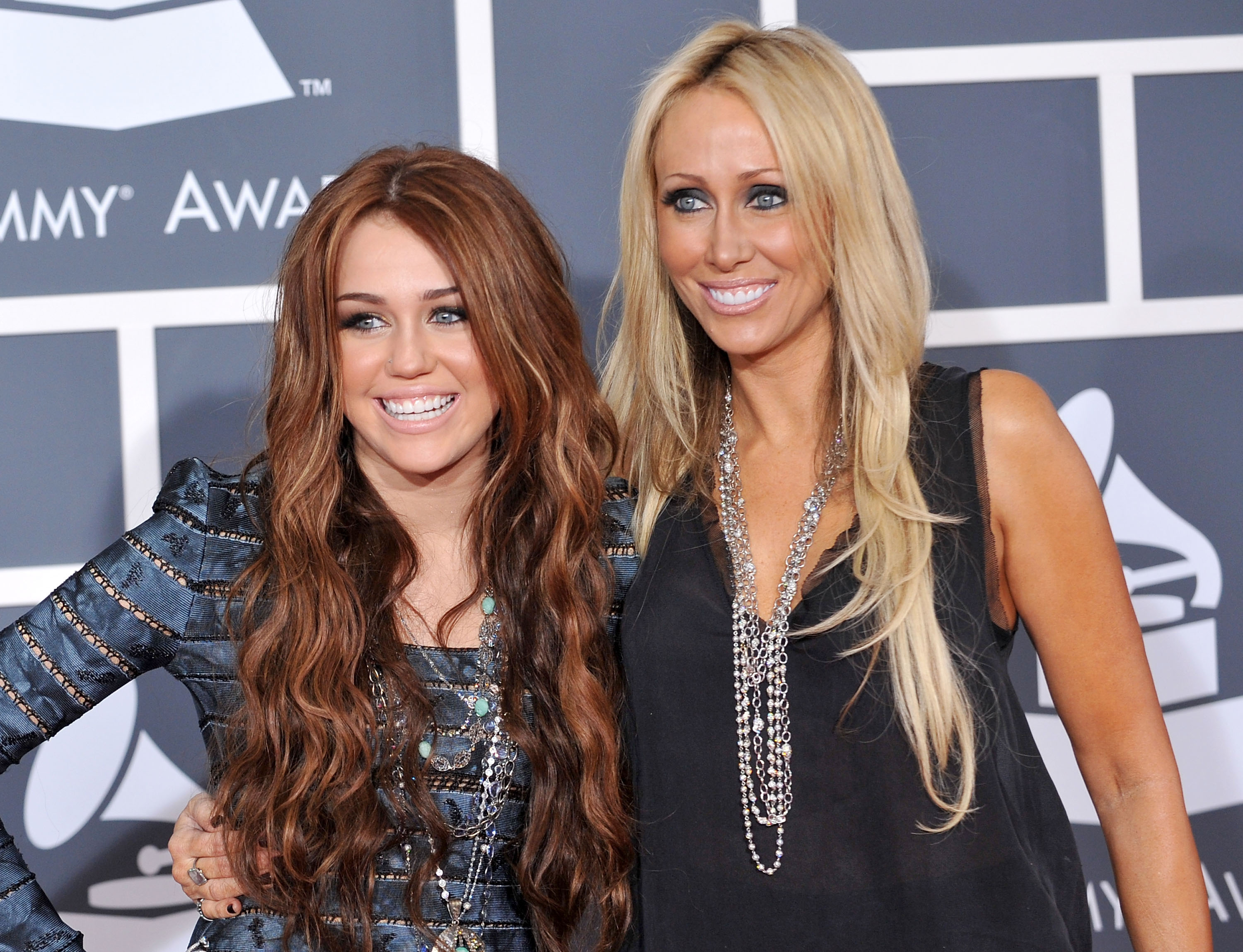 Singer Miley Cyrus (L) and mother Tish Cyrus arrives at the 52nd Annual GRAMMY Awards held at Staples Center on January 31, 2010 in Los Angeles, California. 