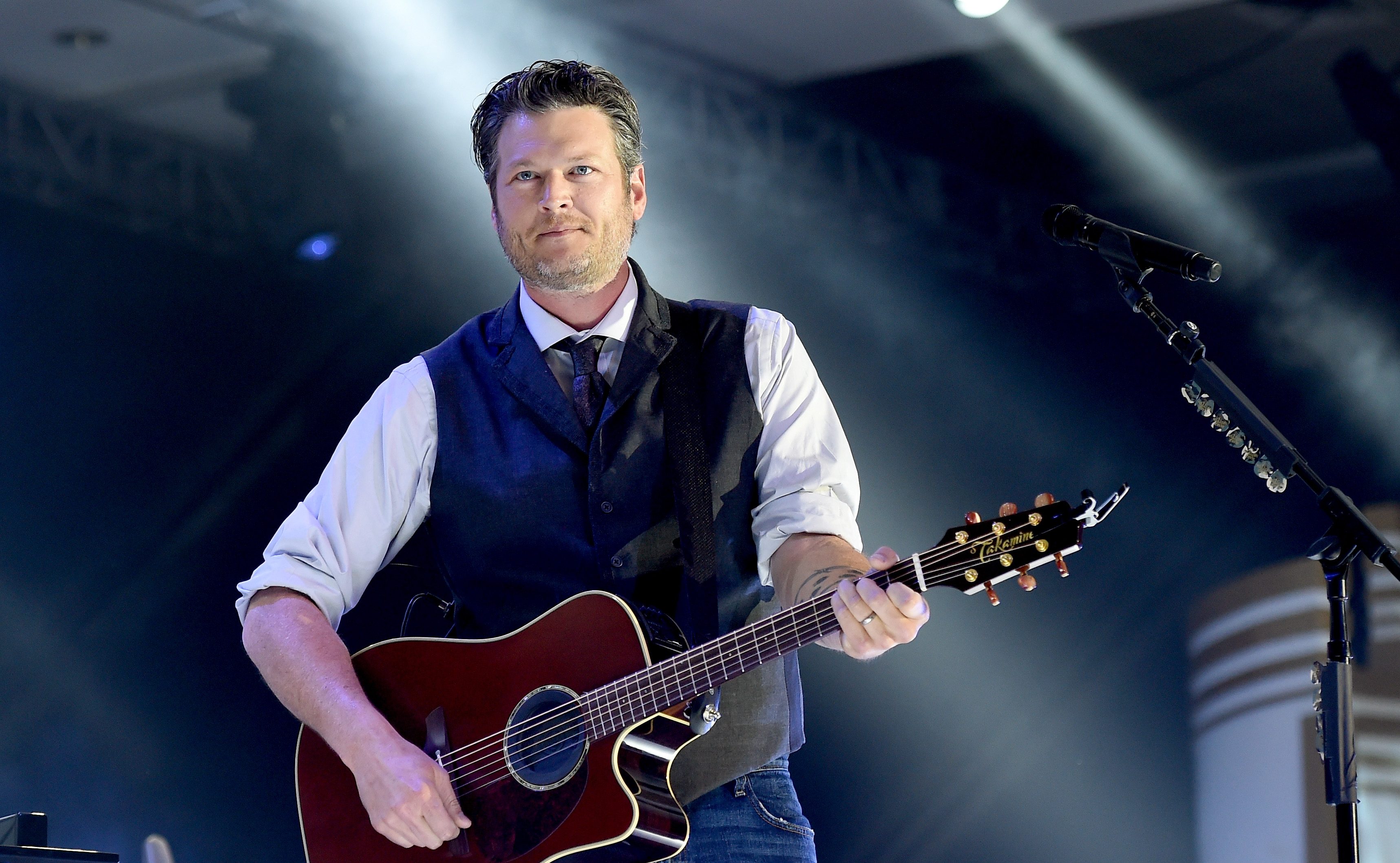 PHOENIX, AZ - MARCH 28: Singer Blake Shelton performs onstage during Muhammad Ali's Celebrity Fight Night XXI at the JW Marriott Phoenix Desert Ridge Resort & Spa on March 28, 2015 in Phoenix, Arizona.