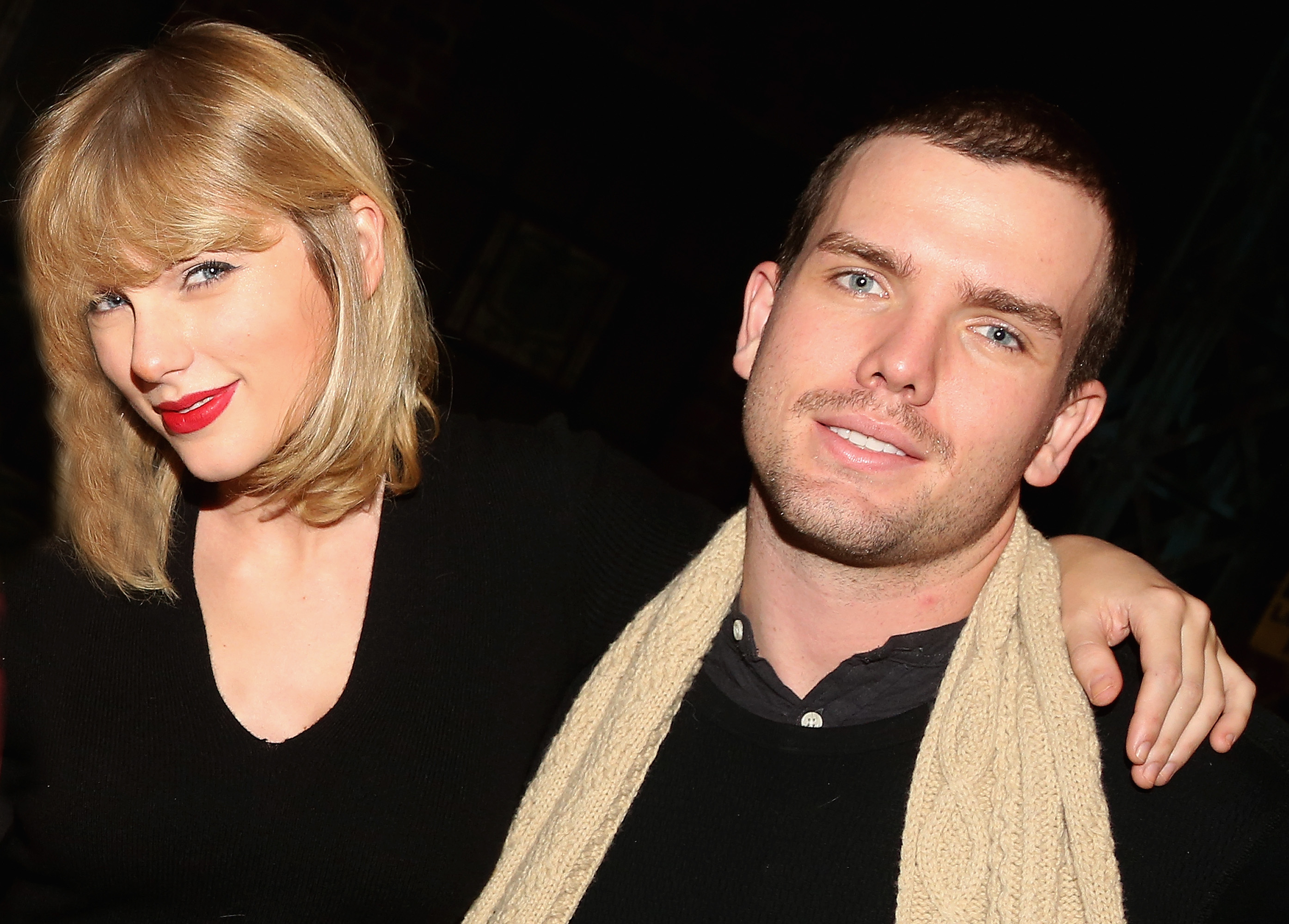 NEW YORK, NY - NOVEMBER 23: (EXCLUSIVE COVERAGE) (EDITOR'S NOTE: THIS IMAGE HAS BEEN DIGITALLY ALTERED.) Taylor Swift and brother Austin Swift poses backstage with the cast at the hit musical "Kinky Boots" on Broadway at The Al Hirschfeld Theater on November 23, 2016 in New York City. 