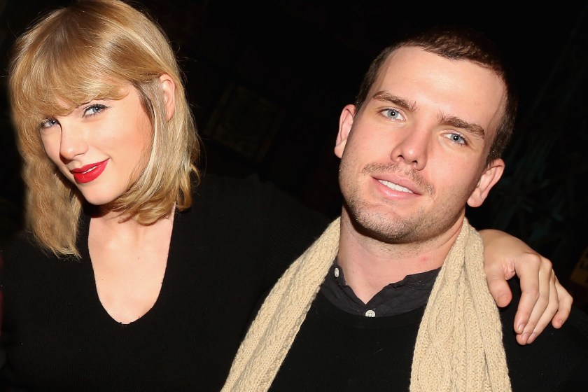 NEW YORK, NY - NOVEMBER 23: (EXCLUSIVE COVERAGE) (EDITOR'S NOTE: THIS IMAGE HAS BEEN DIGITALLY ALTERED.) Taylor Swift and brother Austin Swift poses backstage with the cast at the hit musical "Kinky Boots" on Broadway at The Al Hirschfeld Theater on November 23, 2016 in New York City.