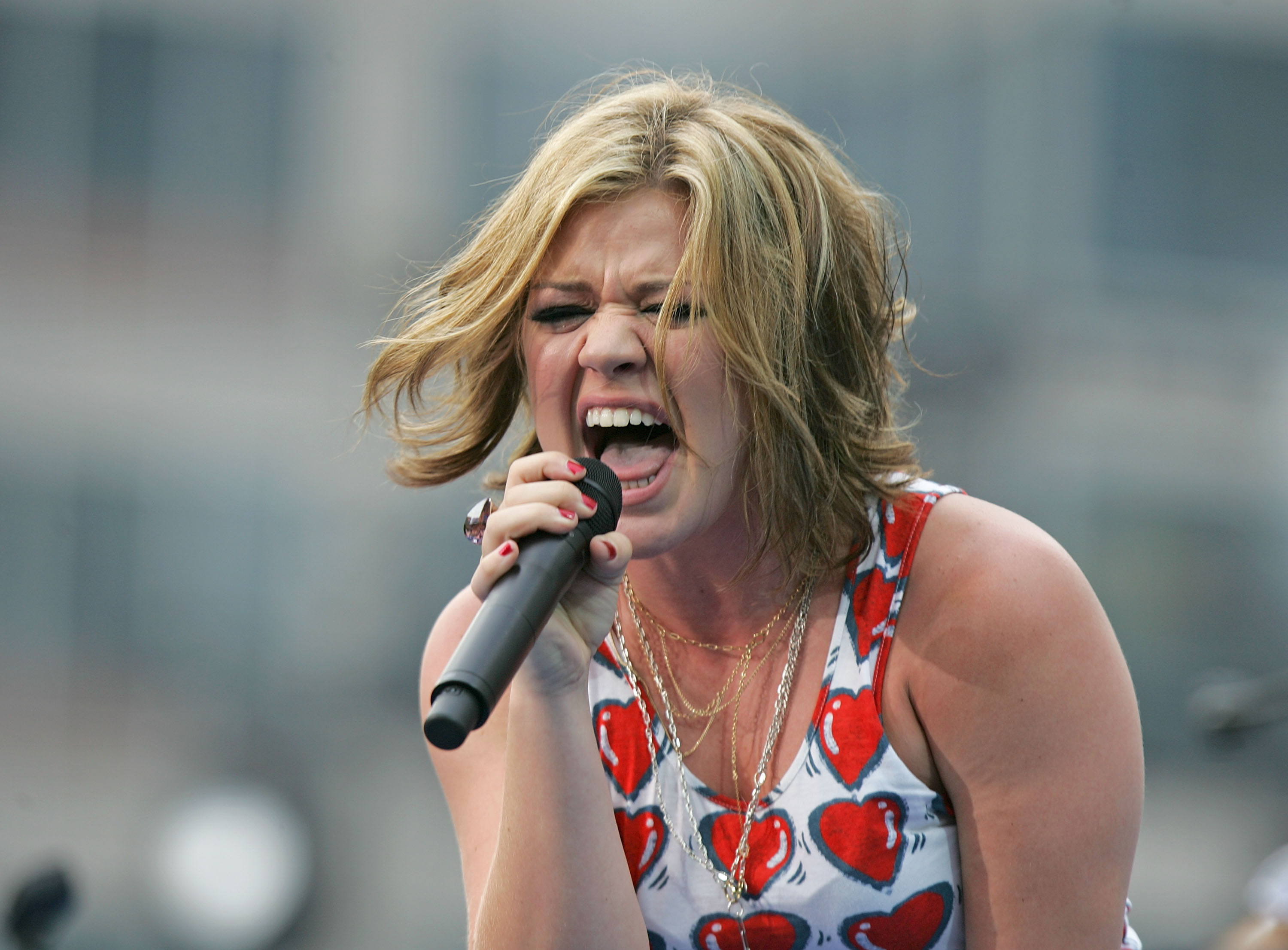 INDIANAPOLIS - SEPTEMBER 07: Kelly Clarkson performs at the NFL Opening Kickoff 2007 concert on September 6, 2007 in Indianapolis, Indiana.. 