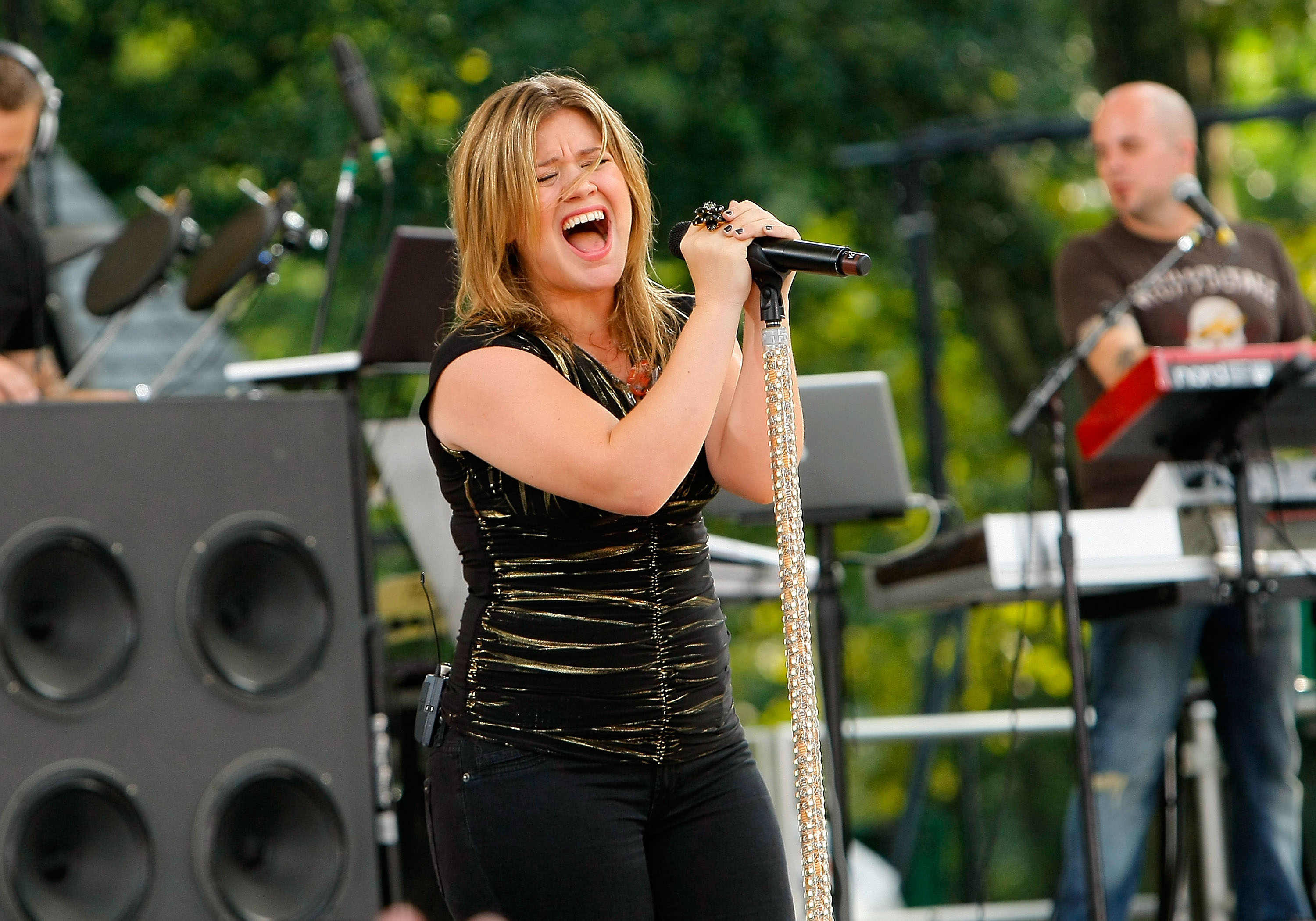 NEW YORK - JULY 31: Singer Kelly Clarkson performs on ABC's "Good Morning America" at Rumsey Playfield, Central Park on July 31, 2009 in New York City. 
