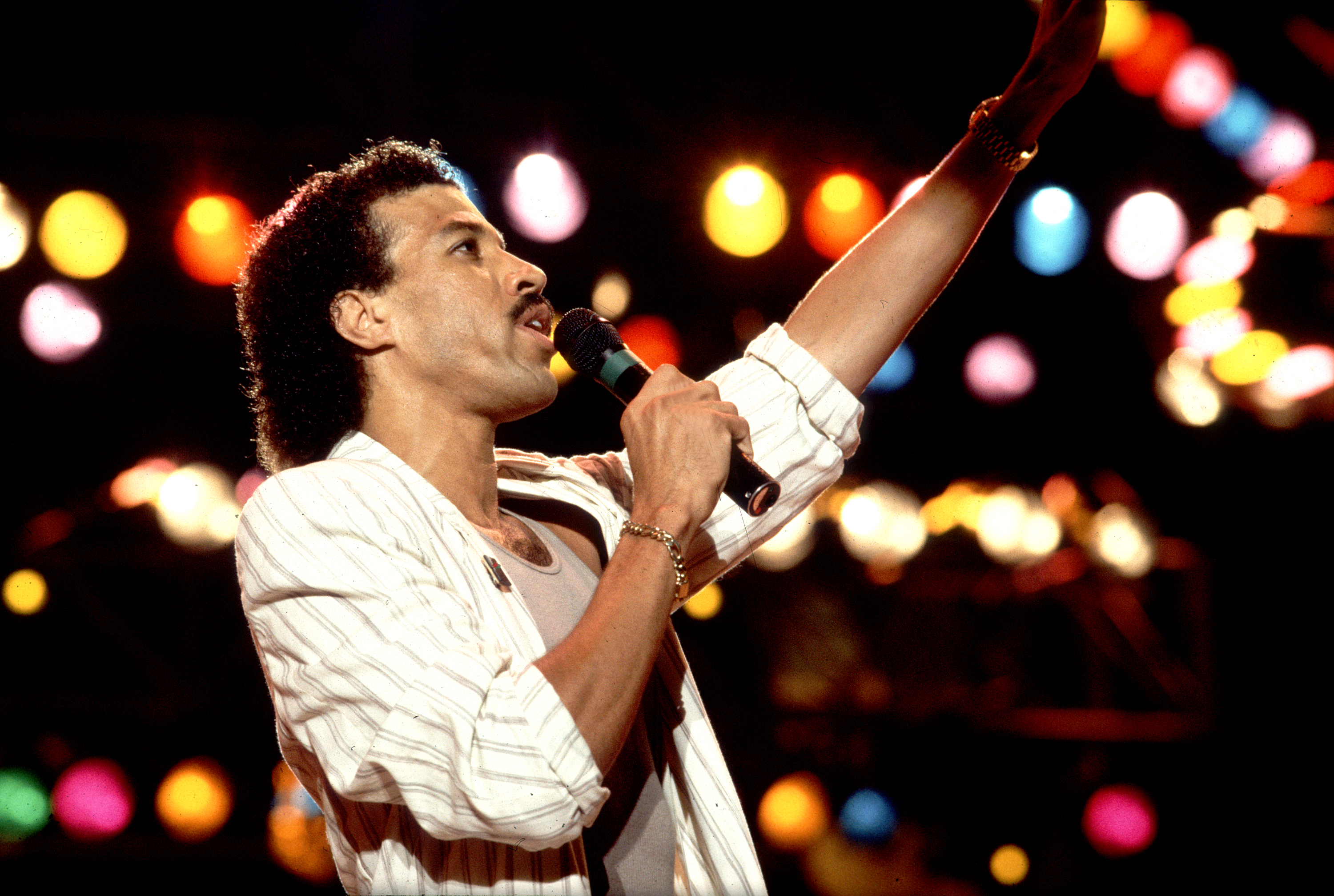 Lionel Richie performing on stage at Live Aid at Veteran's Stadium in Philadelphia, Pennsylvania, July 13, 1985.