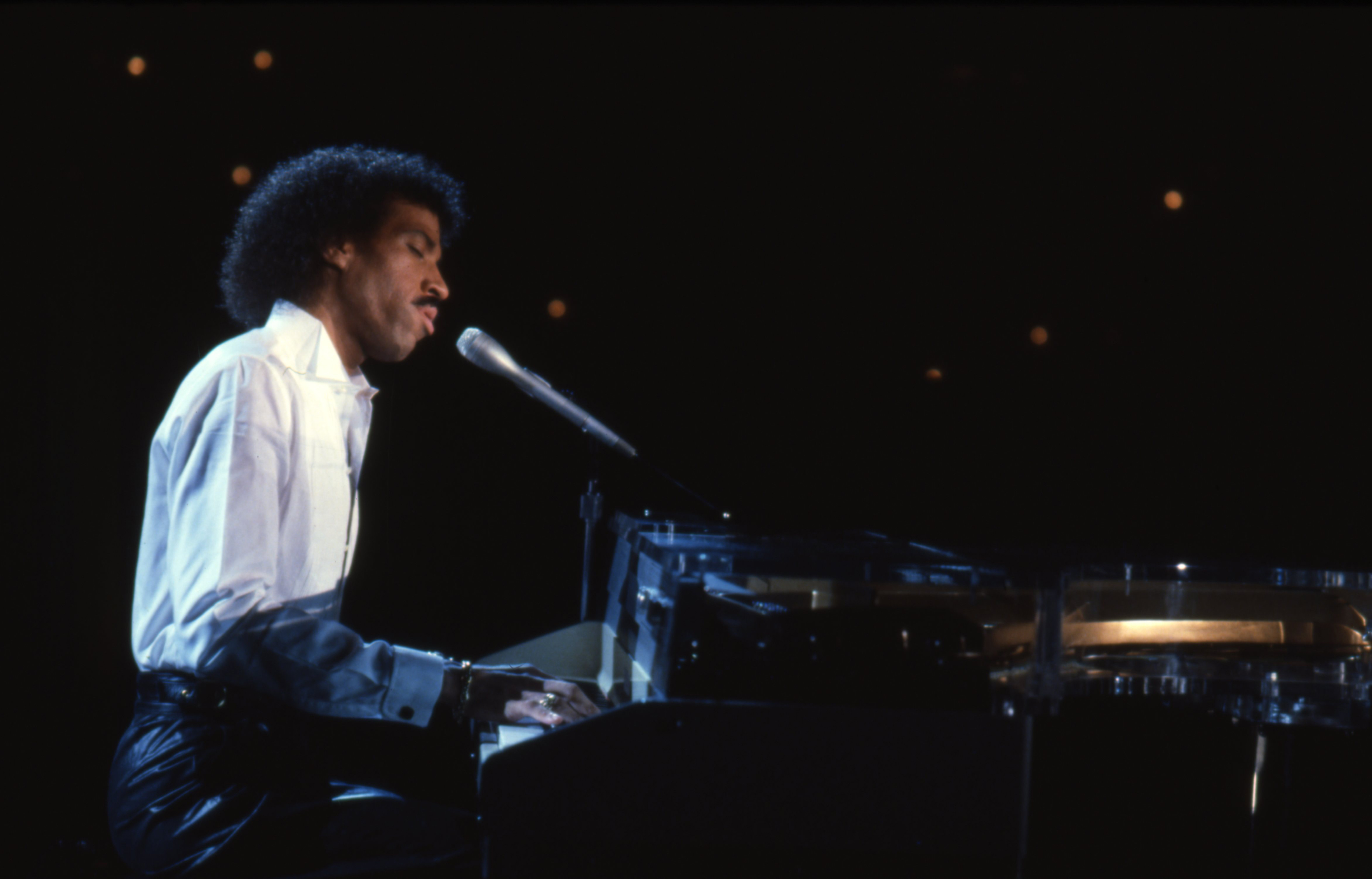 Entertainer Lionel Richie performing at the piano on stage in circa 1984. 