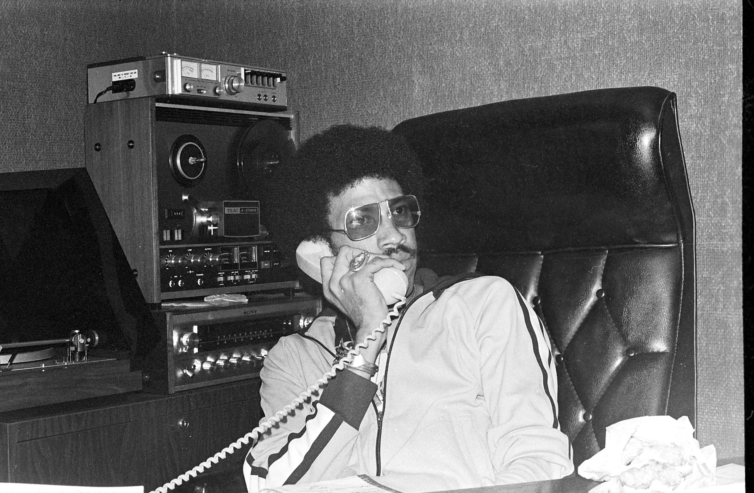 NEW YORK, NY - SEPTEMBER 03: Lionel Richie of The Commodores at The Brill Building on September 3, 1976 in New York City. 