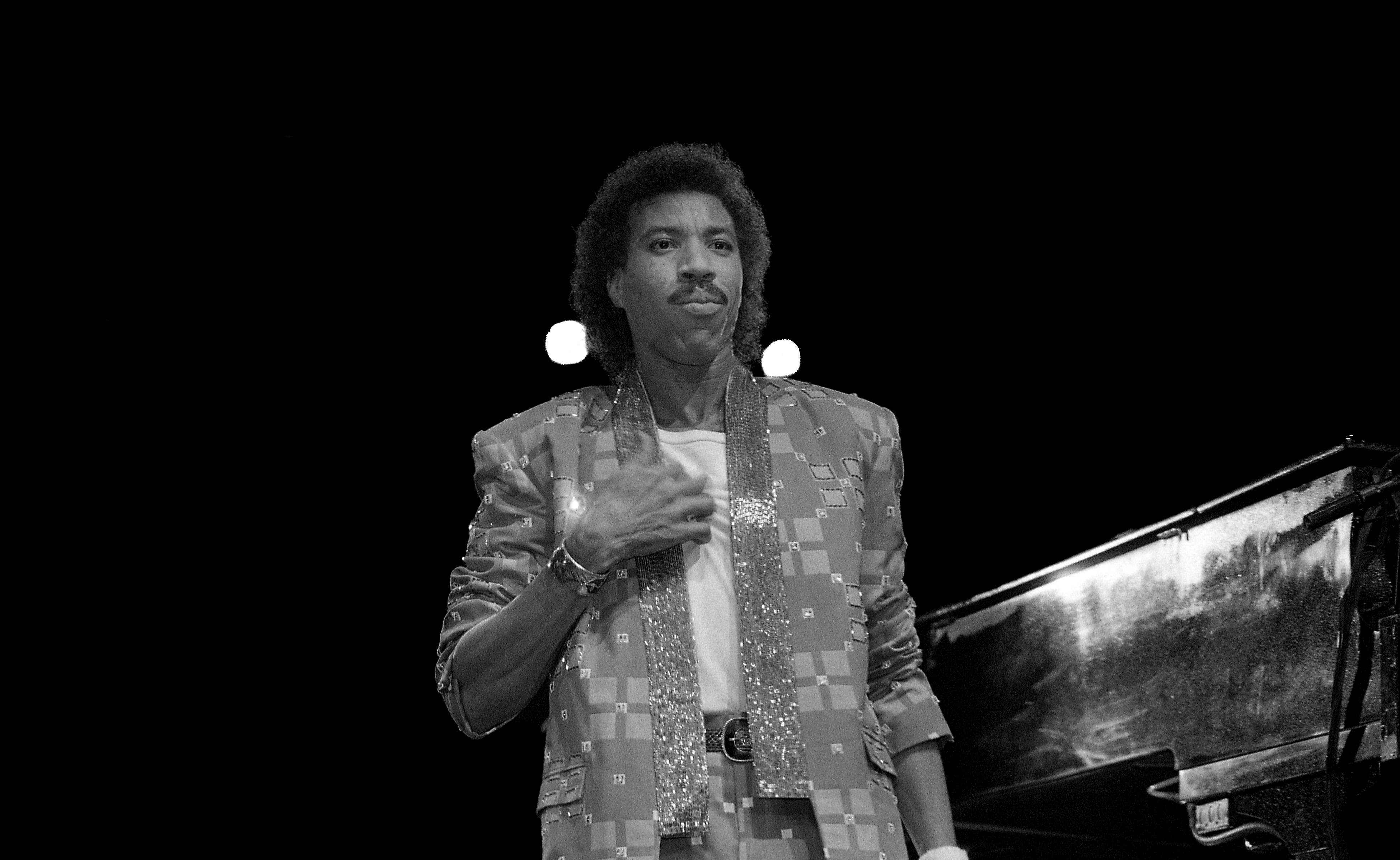 ROSEMONT, IL - 1986: Singer and song writer Lionel Richie (Lionel Brockman Richie, Jr.) performs at the Rosemont Horizon in Rosemont, Illinois in 1986. 