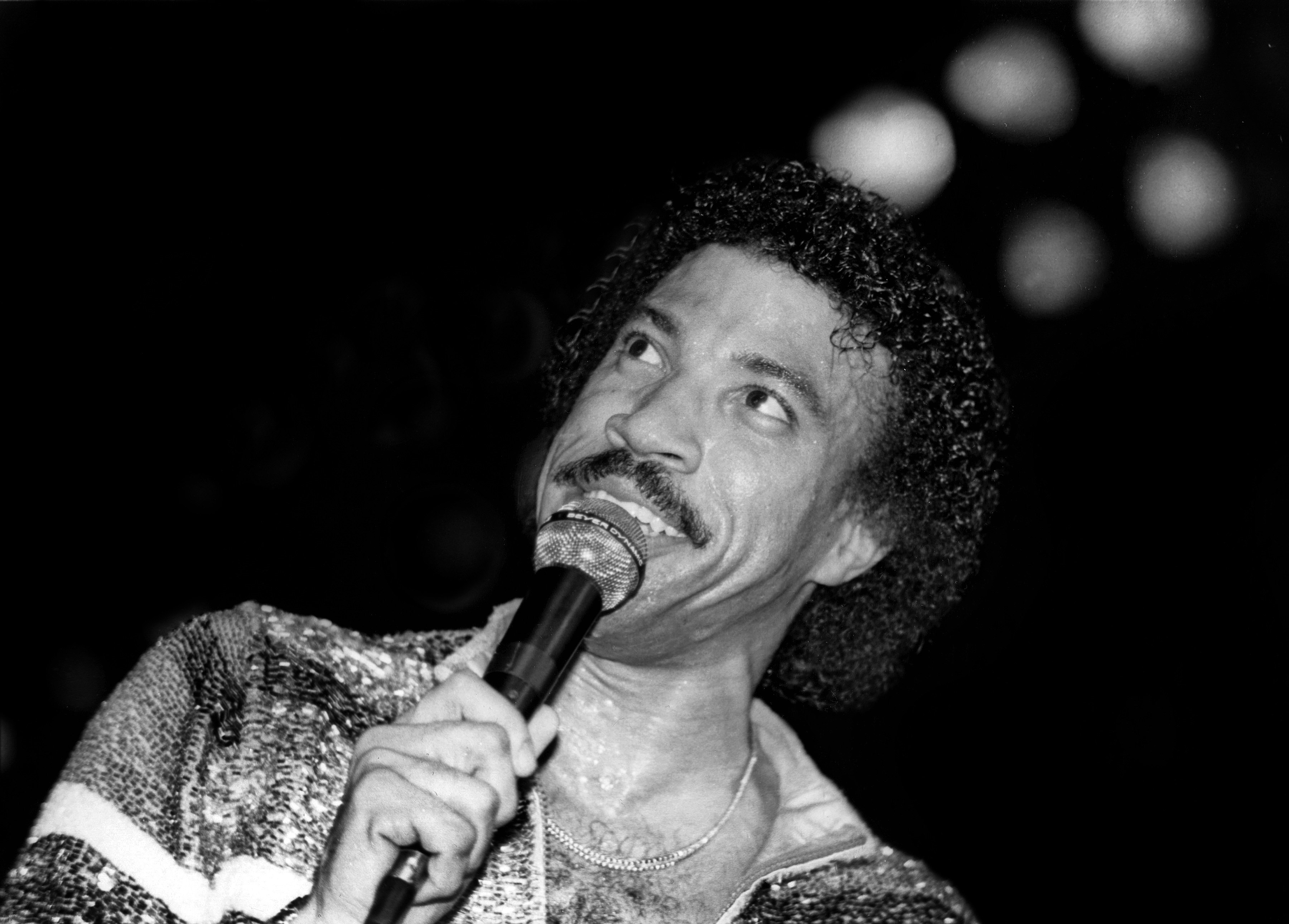 CHICAGO - JANUARY 1983: Singer and song writer Lionel Richie (Lionel Brockman Richie, Jr.) performs at the Rosemont Horizon in Rosemont, Illinois in January 1983. 