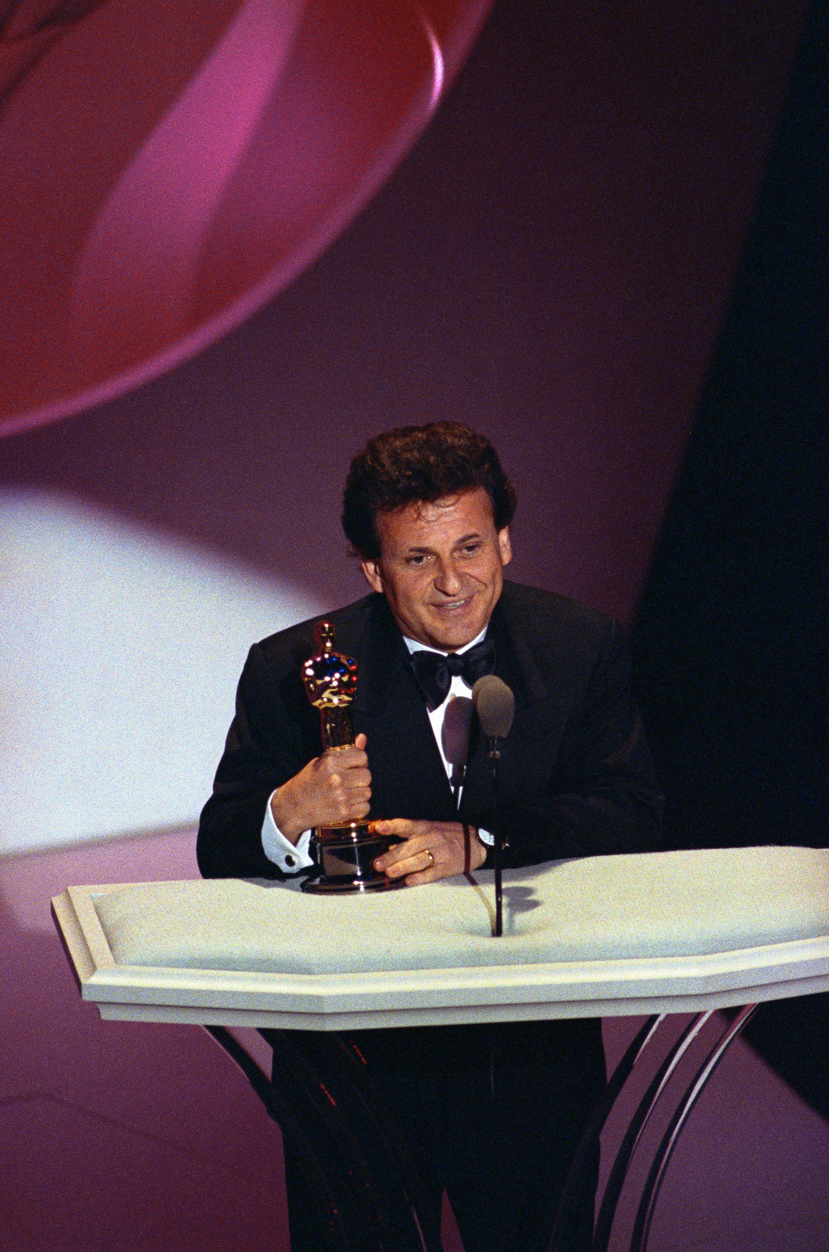 (Original Caption) Los Angeles: Joe Pesci offers his thanks after winning the Oscar for Best Supporting Actor for his role in Goodfellas March 25.