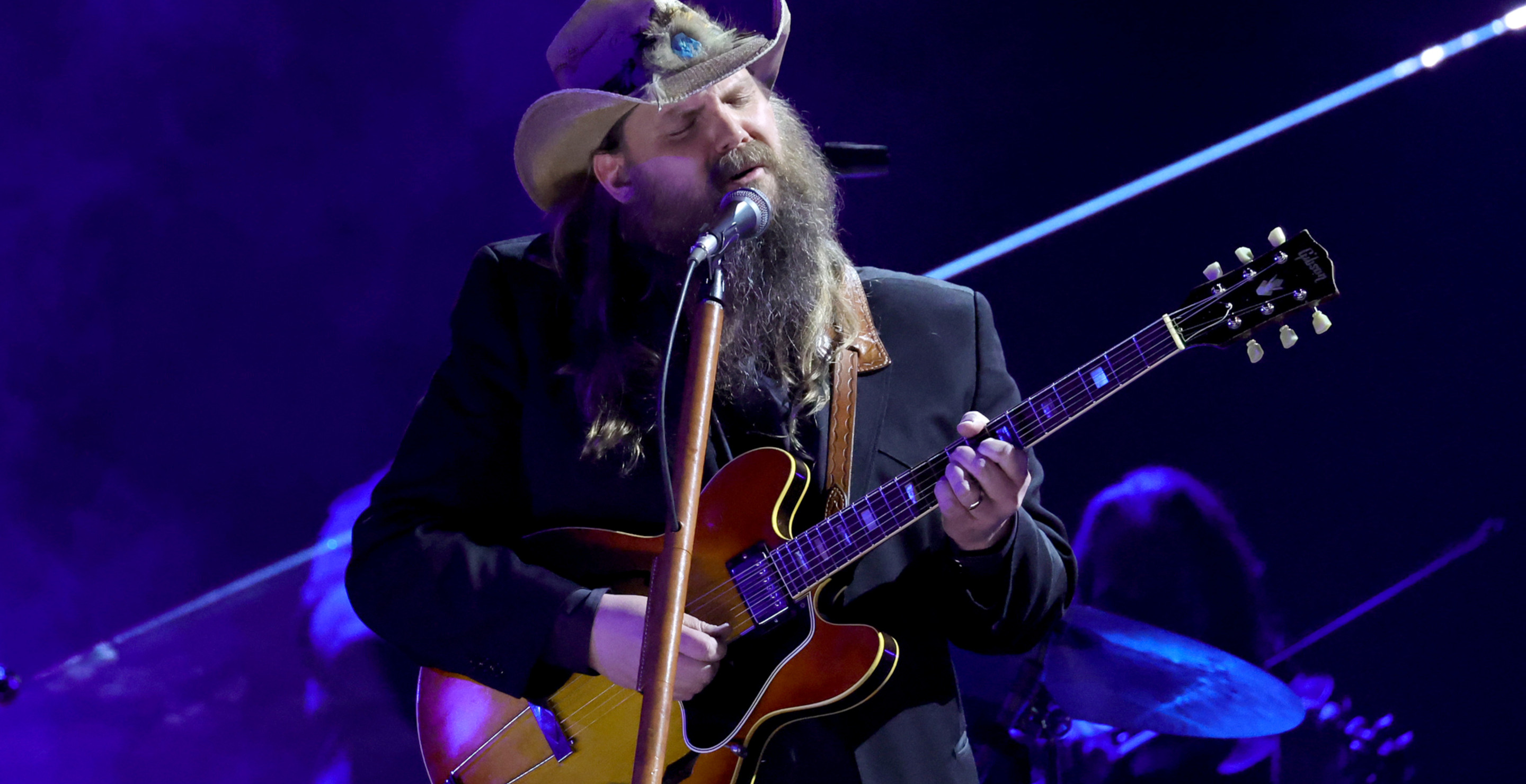 Chris Stapleton Autographing Bottles Of Whiskey Before A Show Is Peak Chris Stapleton