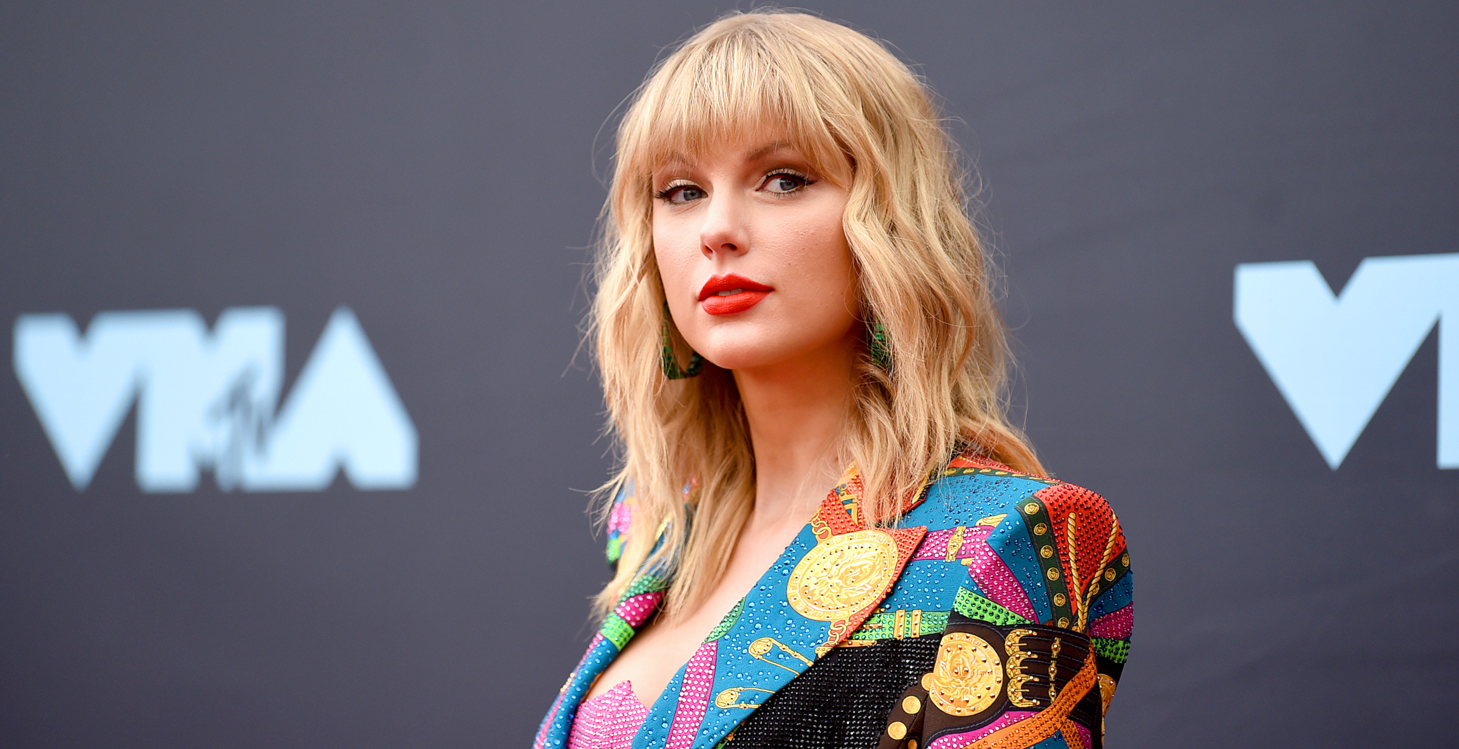 Speed Painter Celebrates New Taylor Swift Album By Painting Singer In Record Time