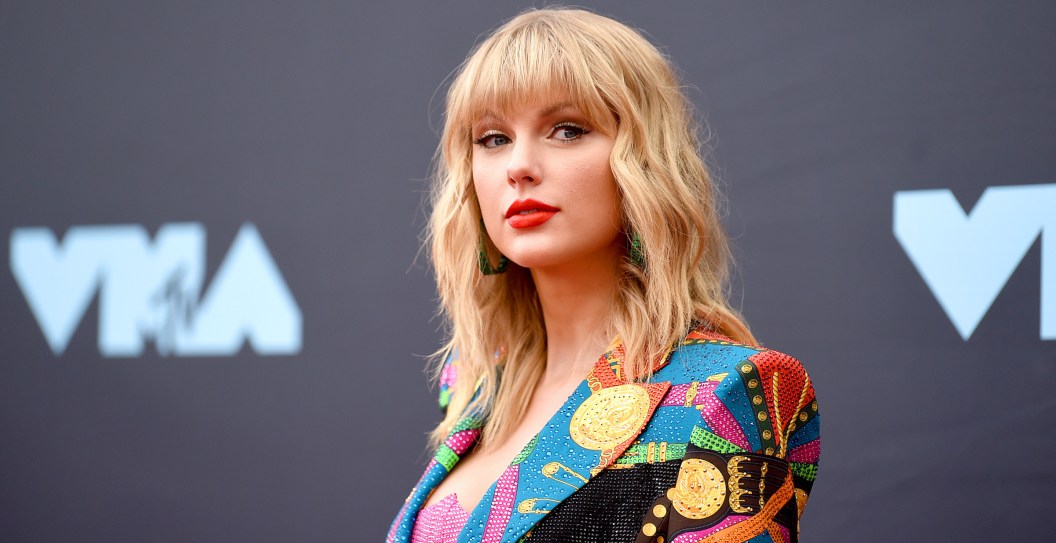 Speed Painter Celebrates New Taylor Swift Album By Painting Singer In Record Time