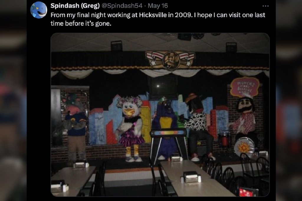 chuck-e-cheese-chucking-animatronic-robot-band-signaling-end-of-an-era