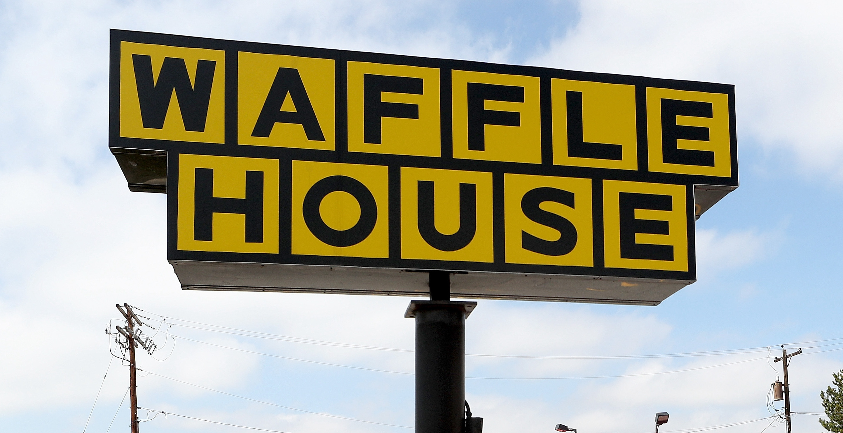 Waffle House Worker Duets "Let It Go" With Adorable Little Girl