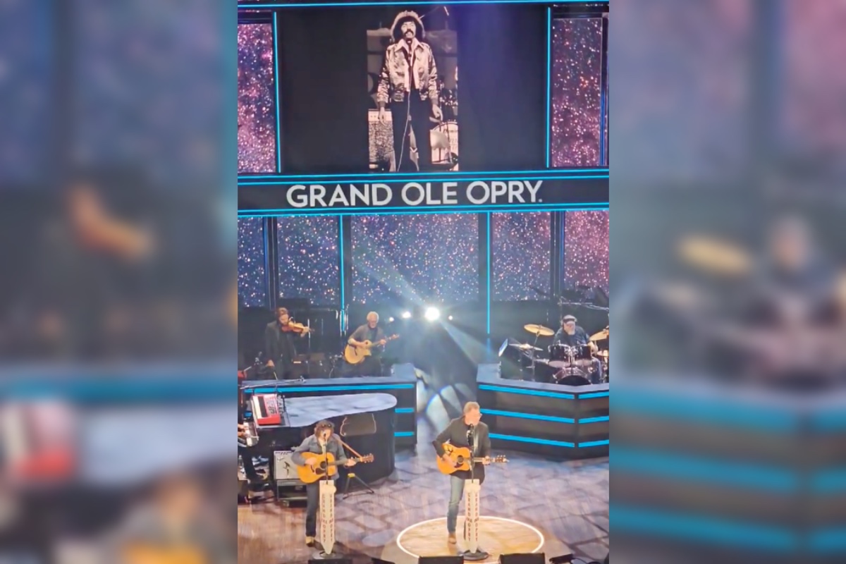 vince-gill-pays-tribute-to-late-oak-ridge-boys-singer-joe-bonsal-with-emotional-cover