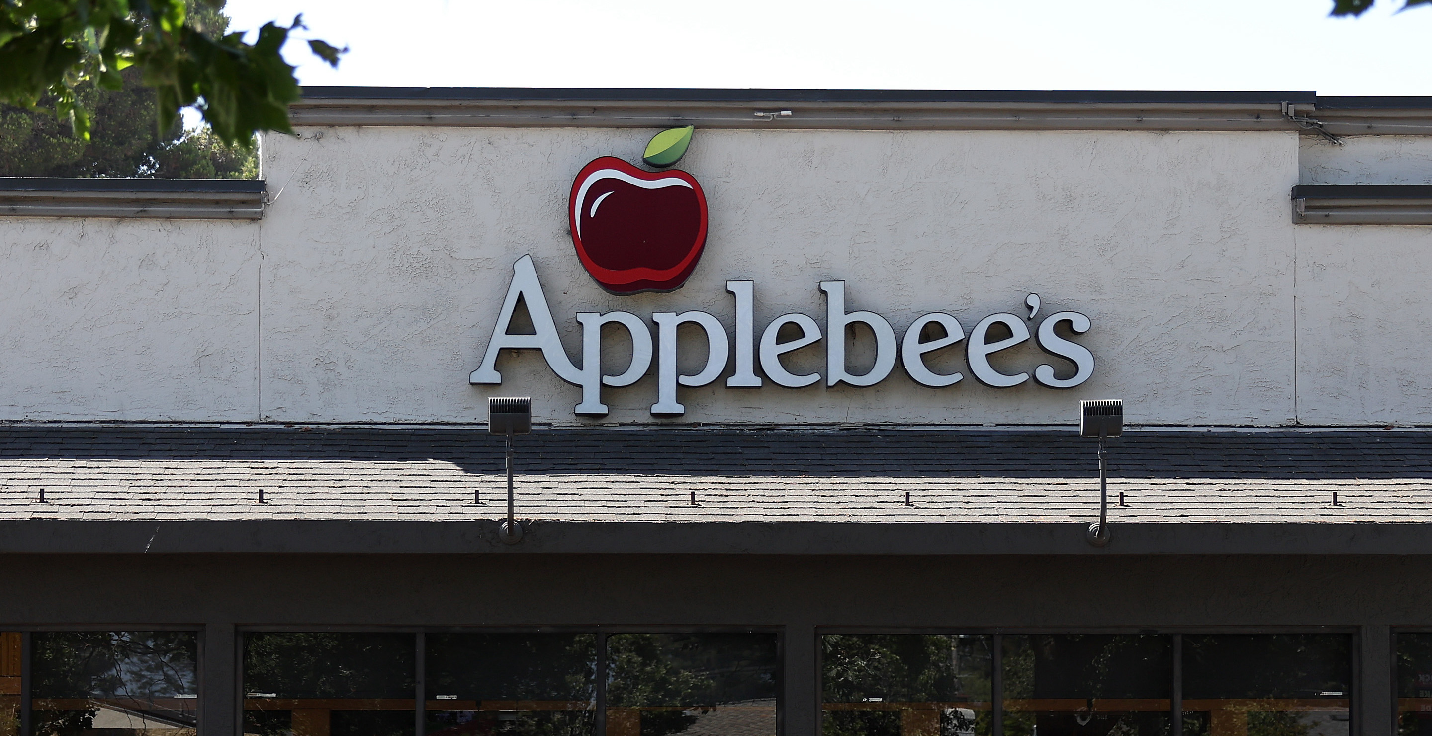 Police Arrest Woman at Applebees For Sharing Her Endless Appetizers, Chains