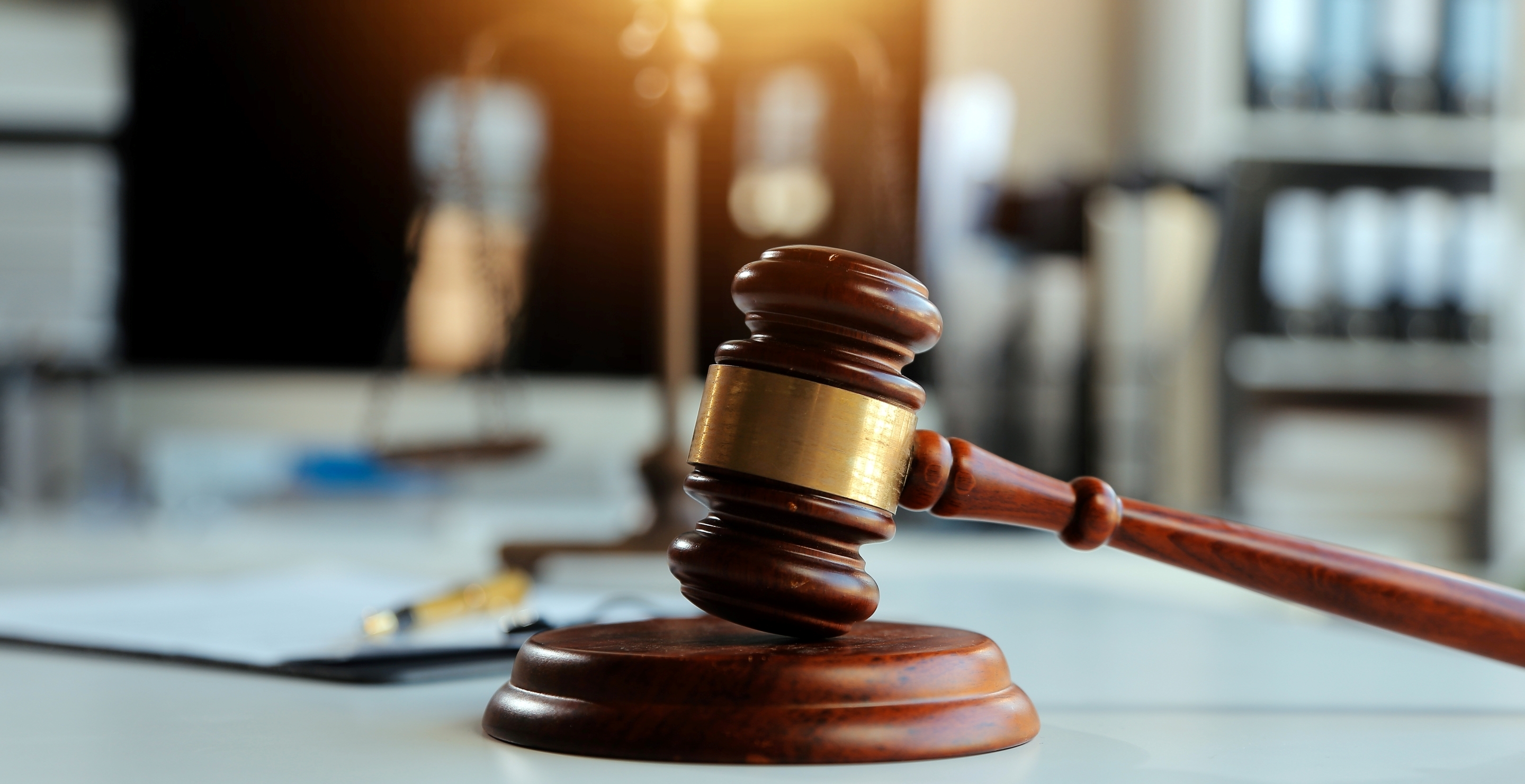 Gavel, Courtroom, Brawl