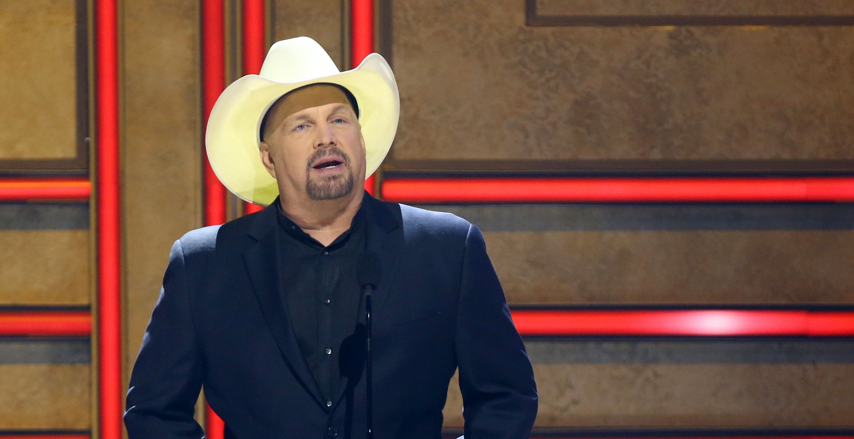 Garth Brooks Performs Jimmy Kimmel Mini-Concert At Last Minute After It Was Previously Canceled