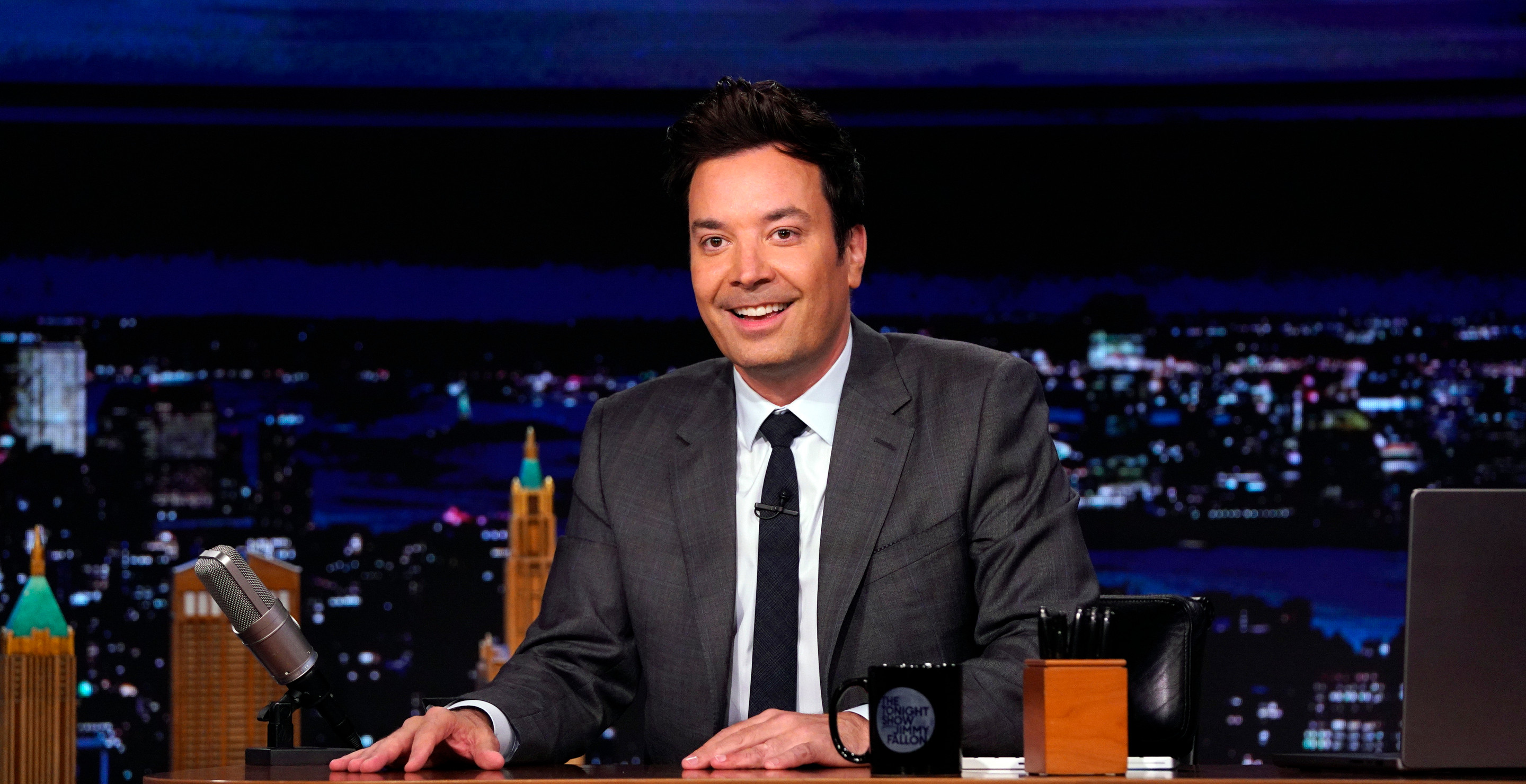 Things Get Awkward When Jimmy Fallon Cuts Off Fan, Viewers Accuse Him Of Being Drunk At Macy's Day Parade