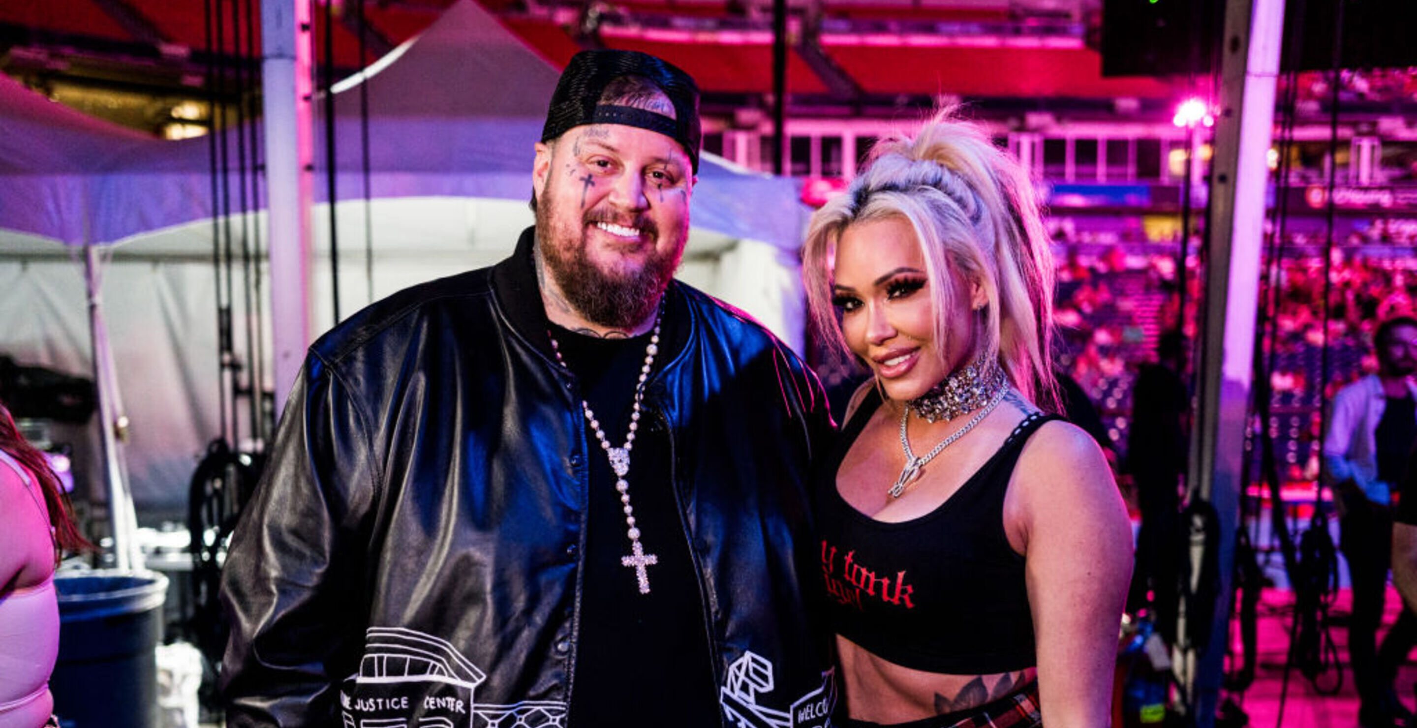 bunnie xo defends jelly roll when caught eating a booger