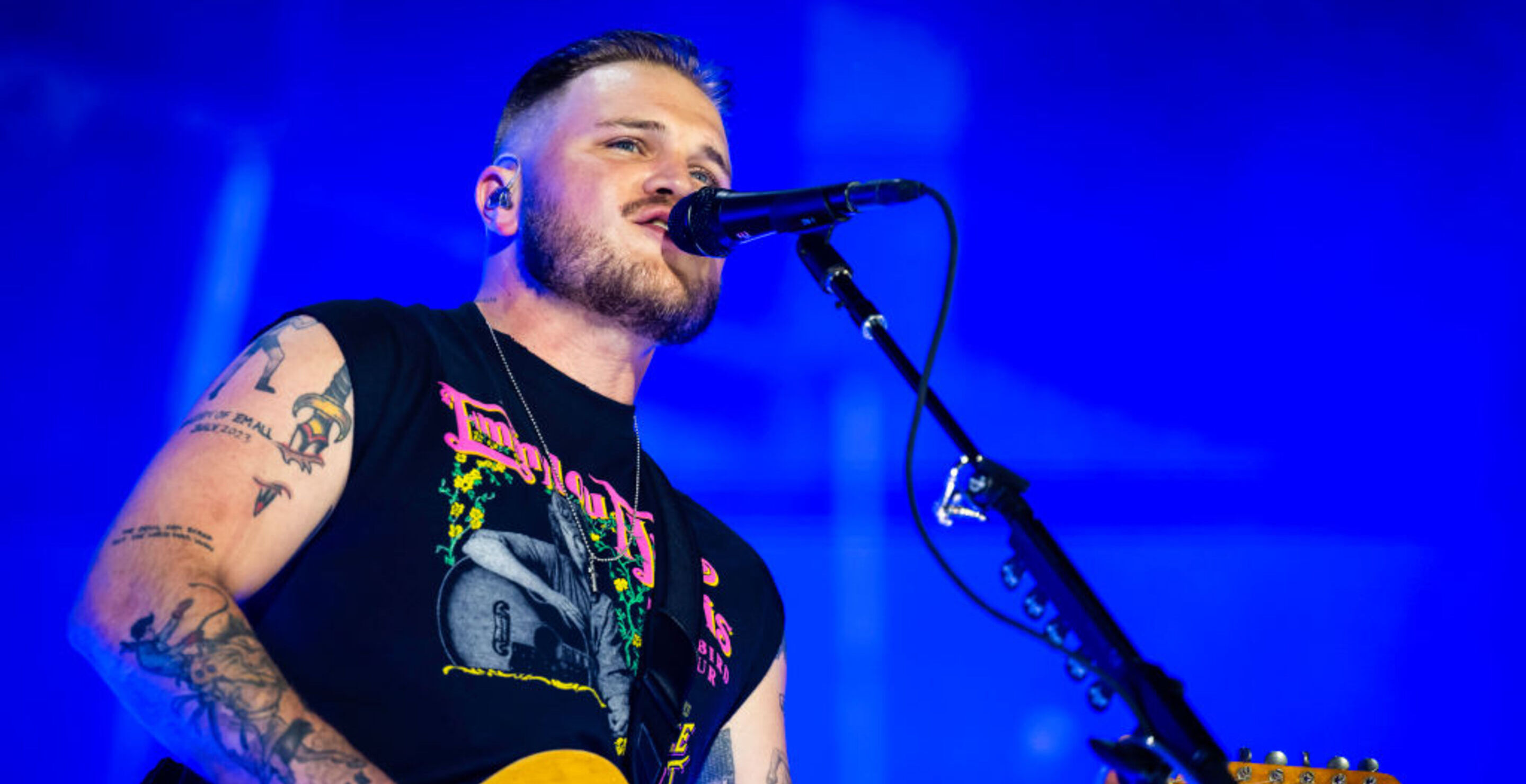zach bryan stops concert when fan threw phone on stage
