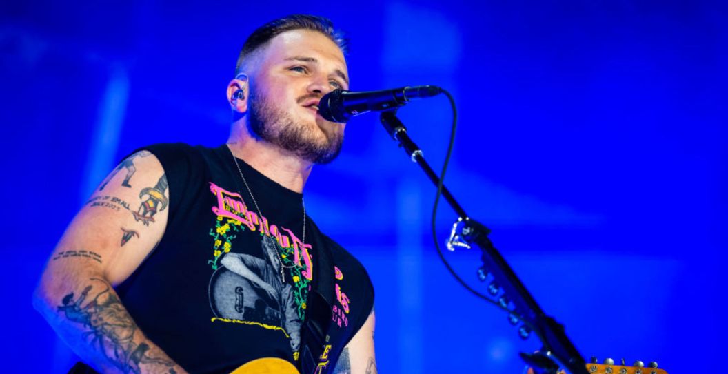 zach bryan stops concert when fan threw phone on stage