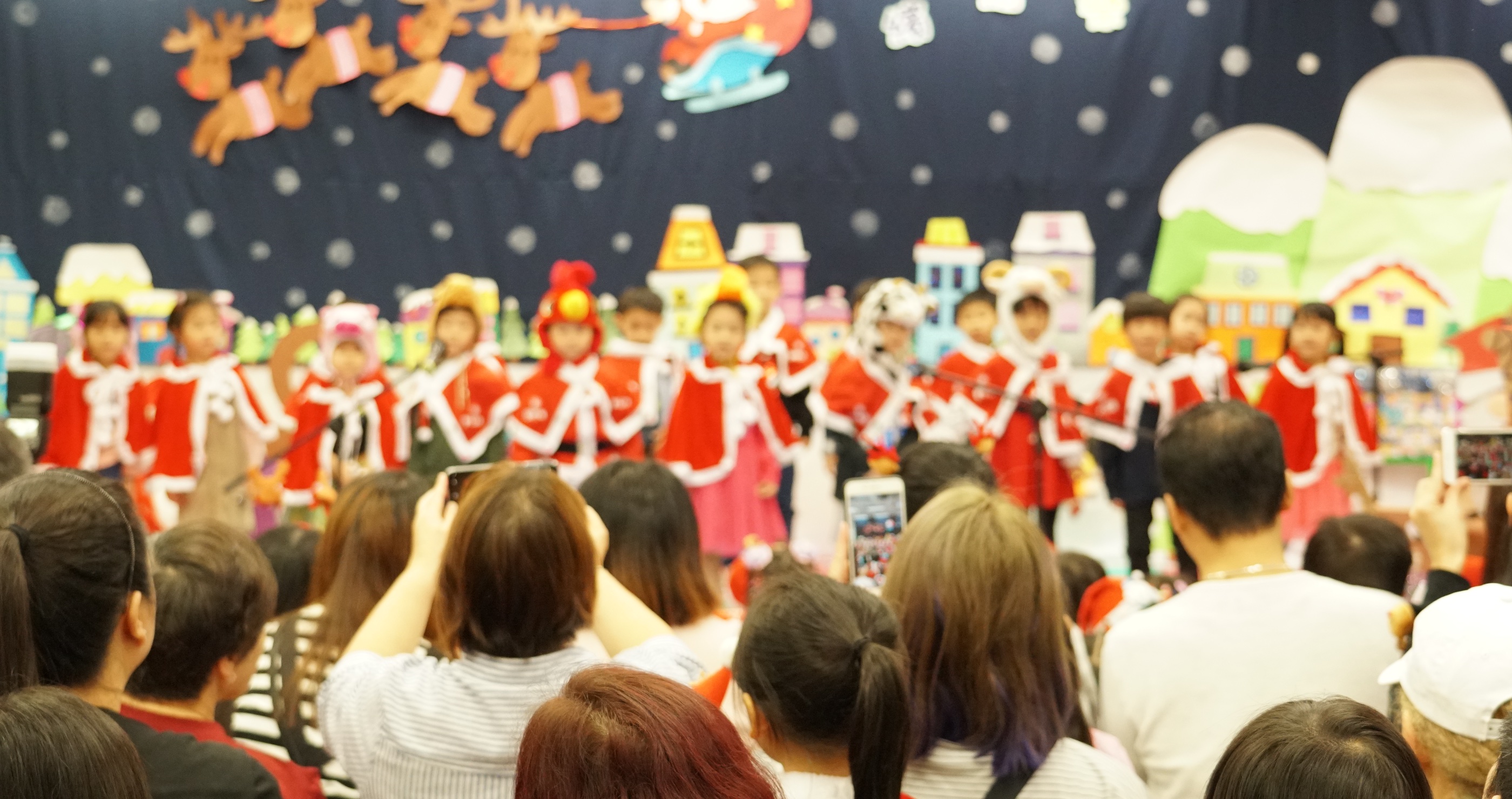 4-year-old makes brutal yet adorable confession at Christmas show