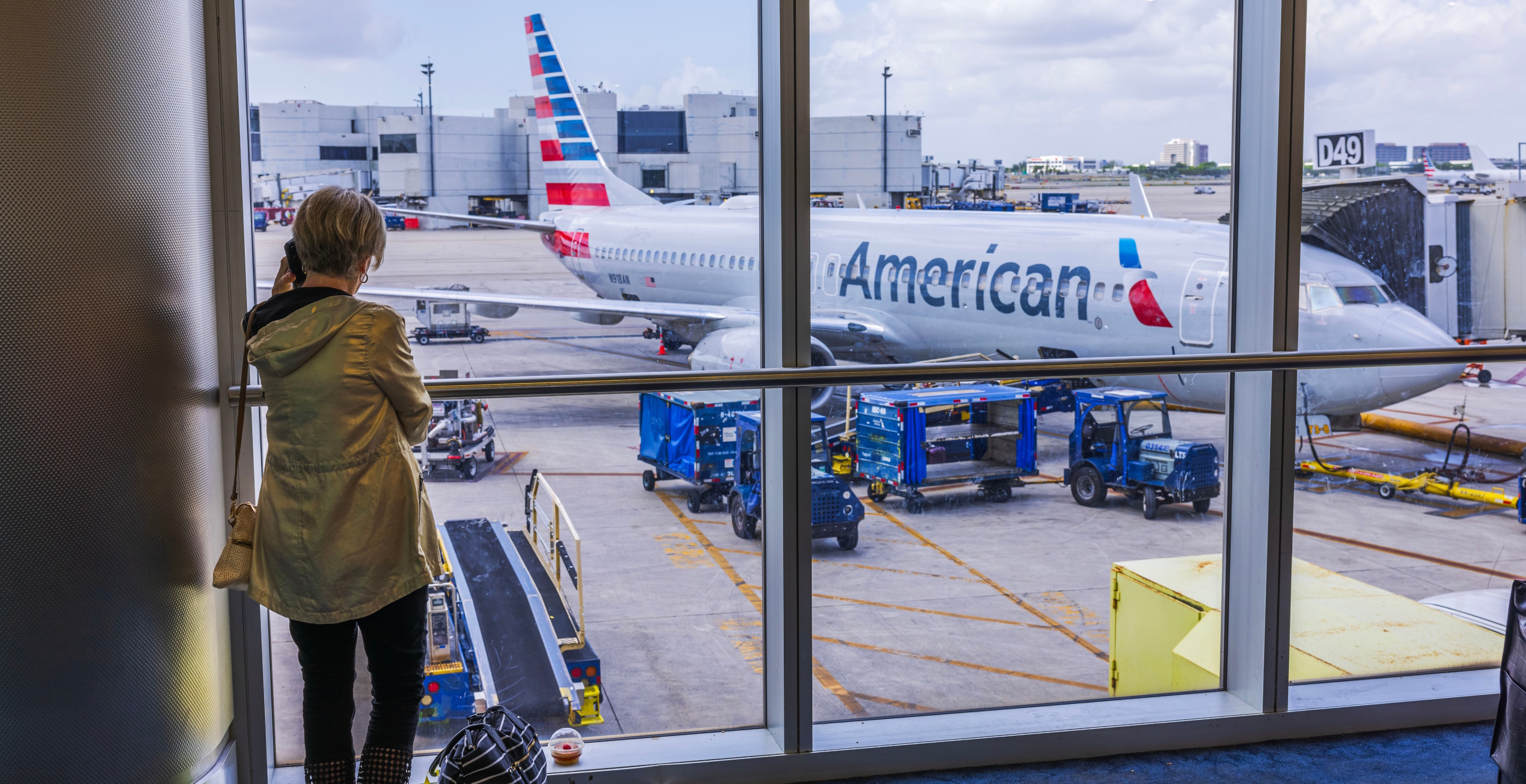 American Airlines Temporarily Grounds All U.S. Flights A Day Before Christmas