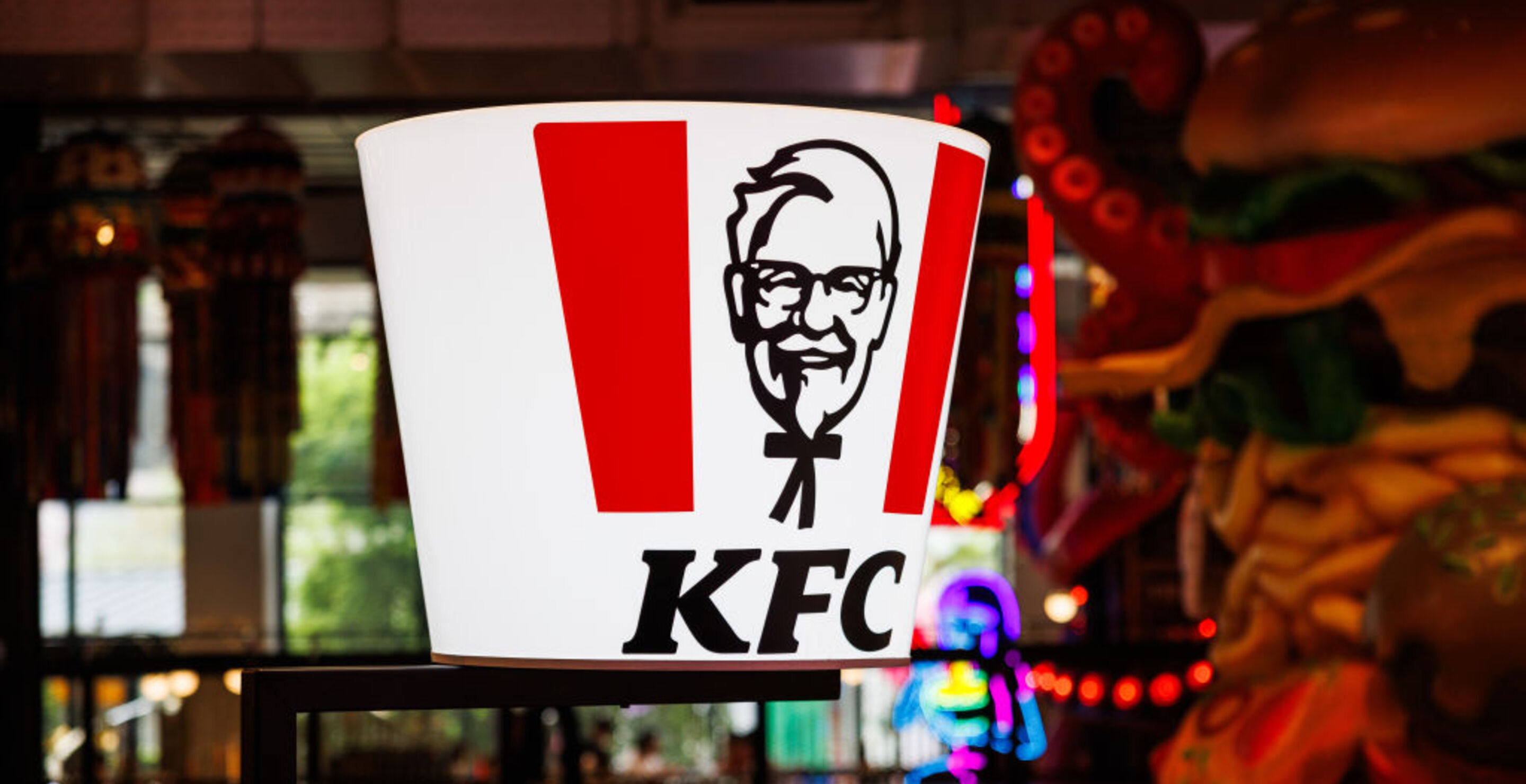 KFC Has Turned Its Chicken Bucket Lids Into Playable Vinyl Records, And I Have To Get My Hands On One