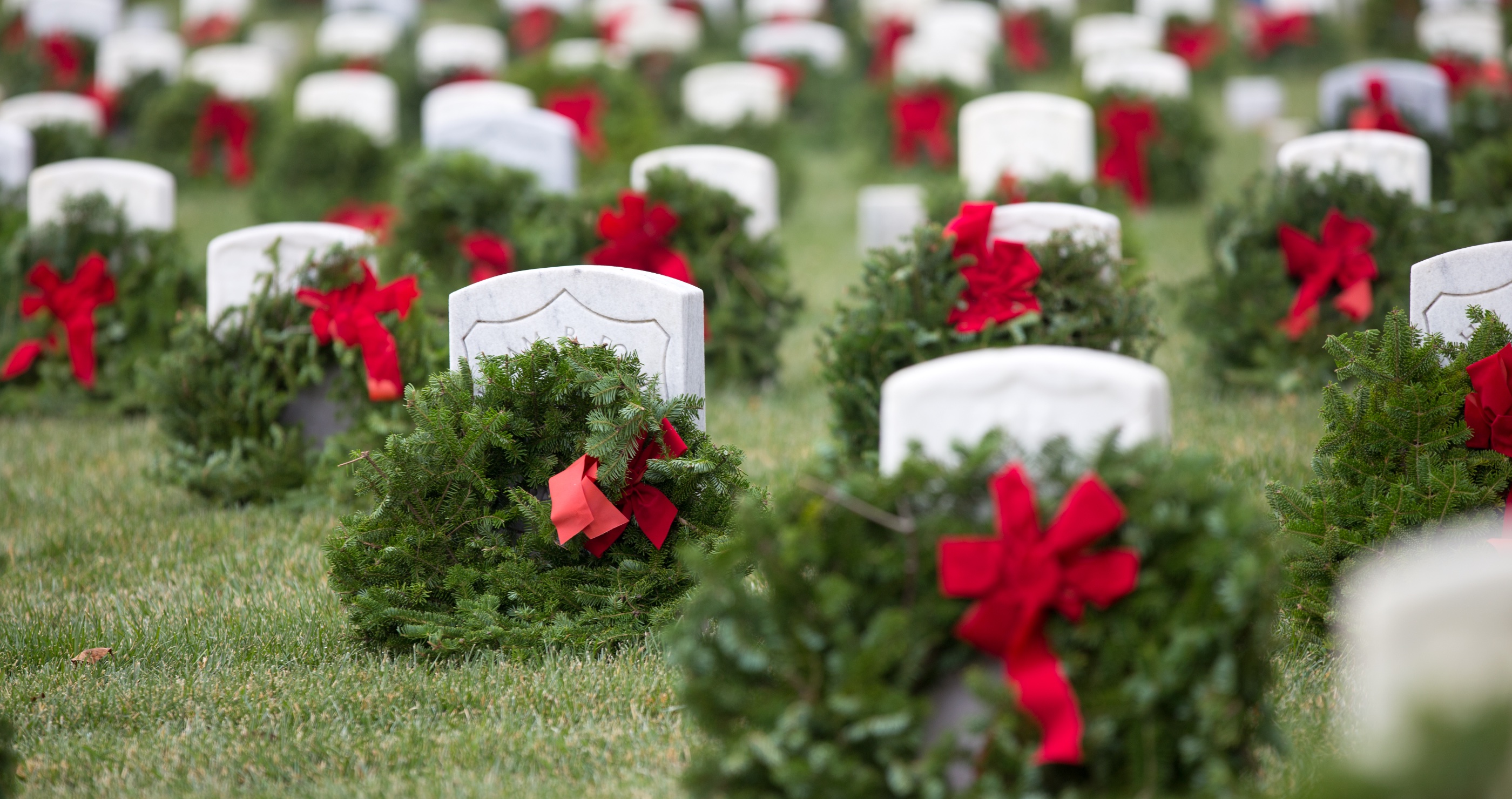 Luke Combs's family places wreaths on graves of military members for Wreaths Across America