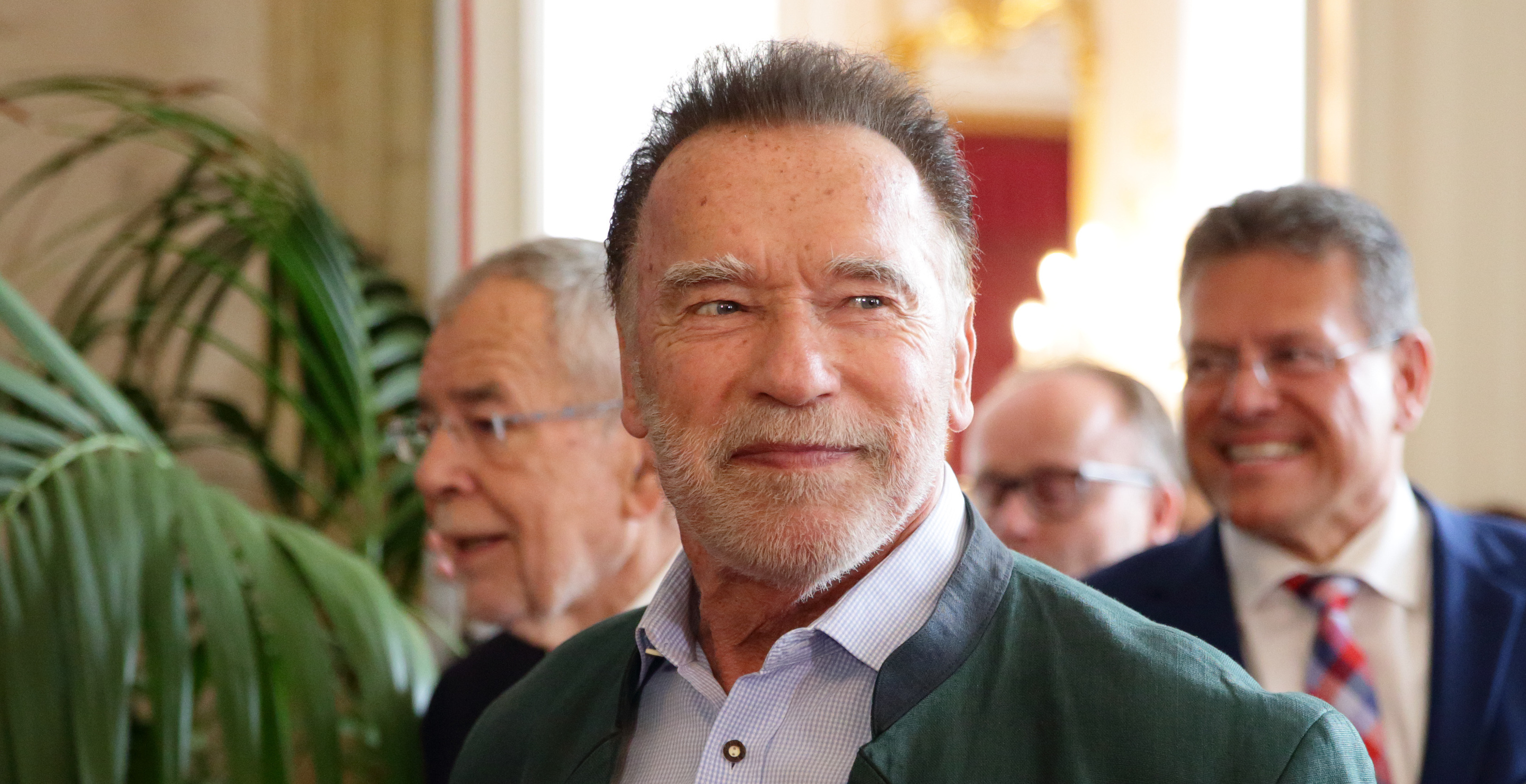 bomb threat called on arnold schwarzenegger home on thanksgiving