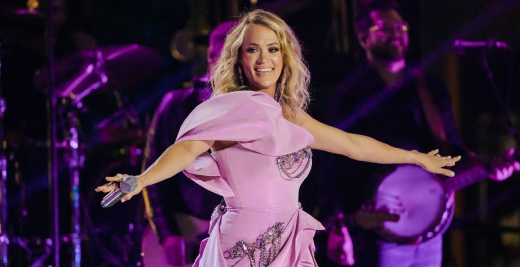 carrie underwood makes surprise christmas concert