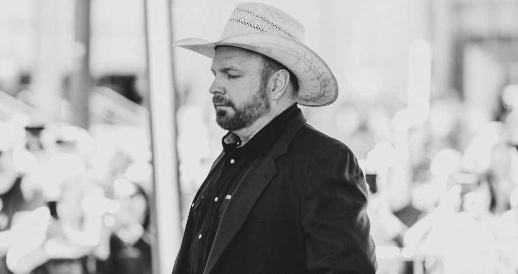 5 of the greatest voices in country garth brooks