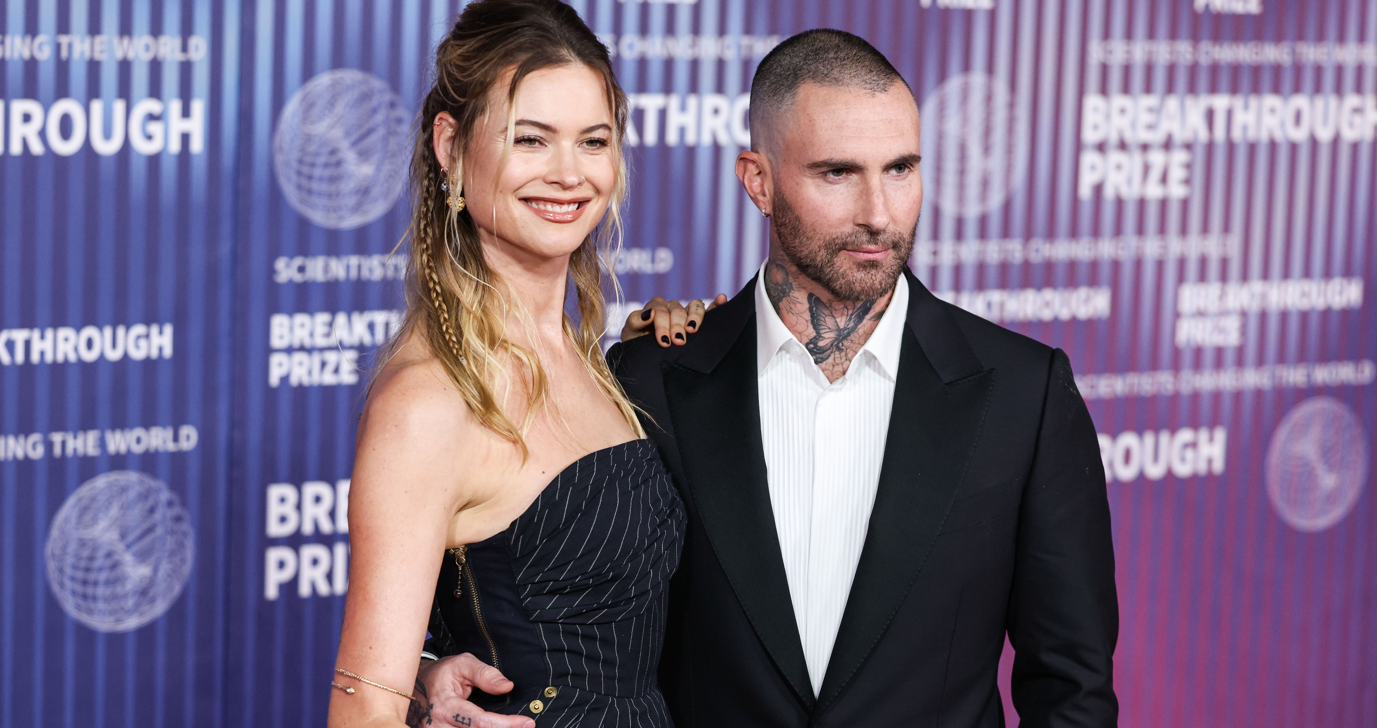 Adam Levine takes over Blake Sheltons chair
