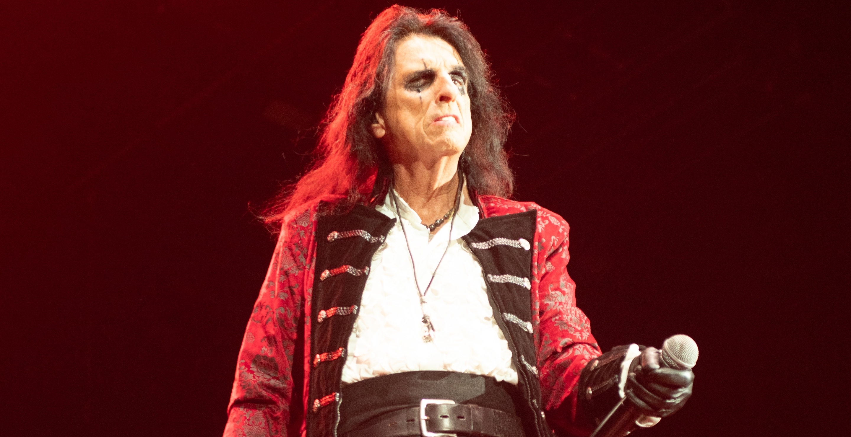 Alice Cooper Hilariously Reveals What Drugs He Takes Now Backstage