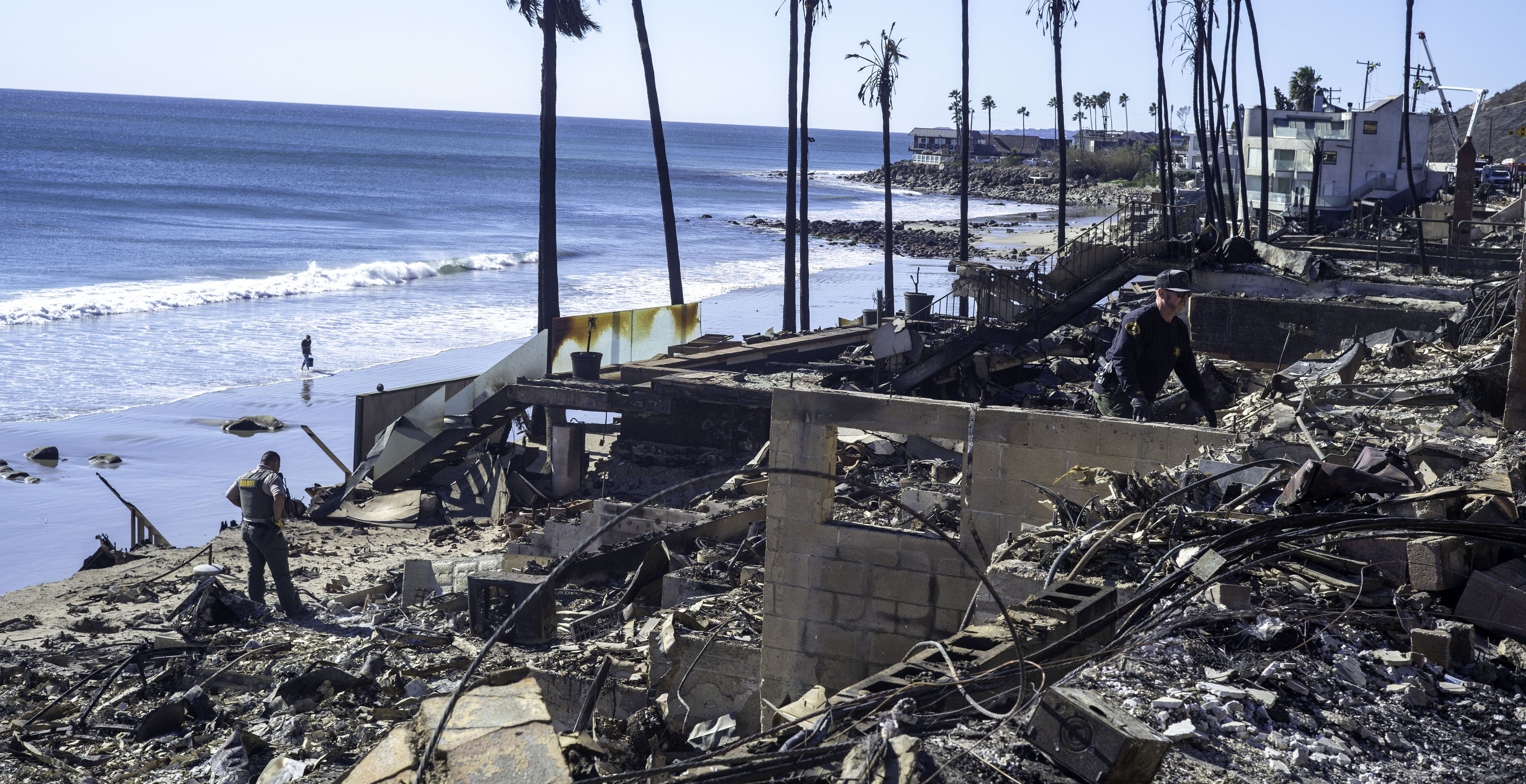 Brain Surgeon Saves Neighborhood From California Wildfires, Fends Off Looters
