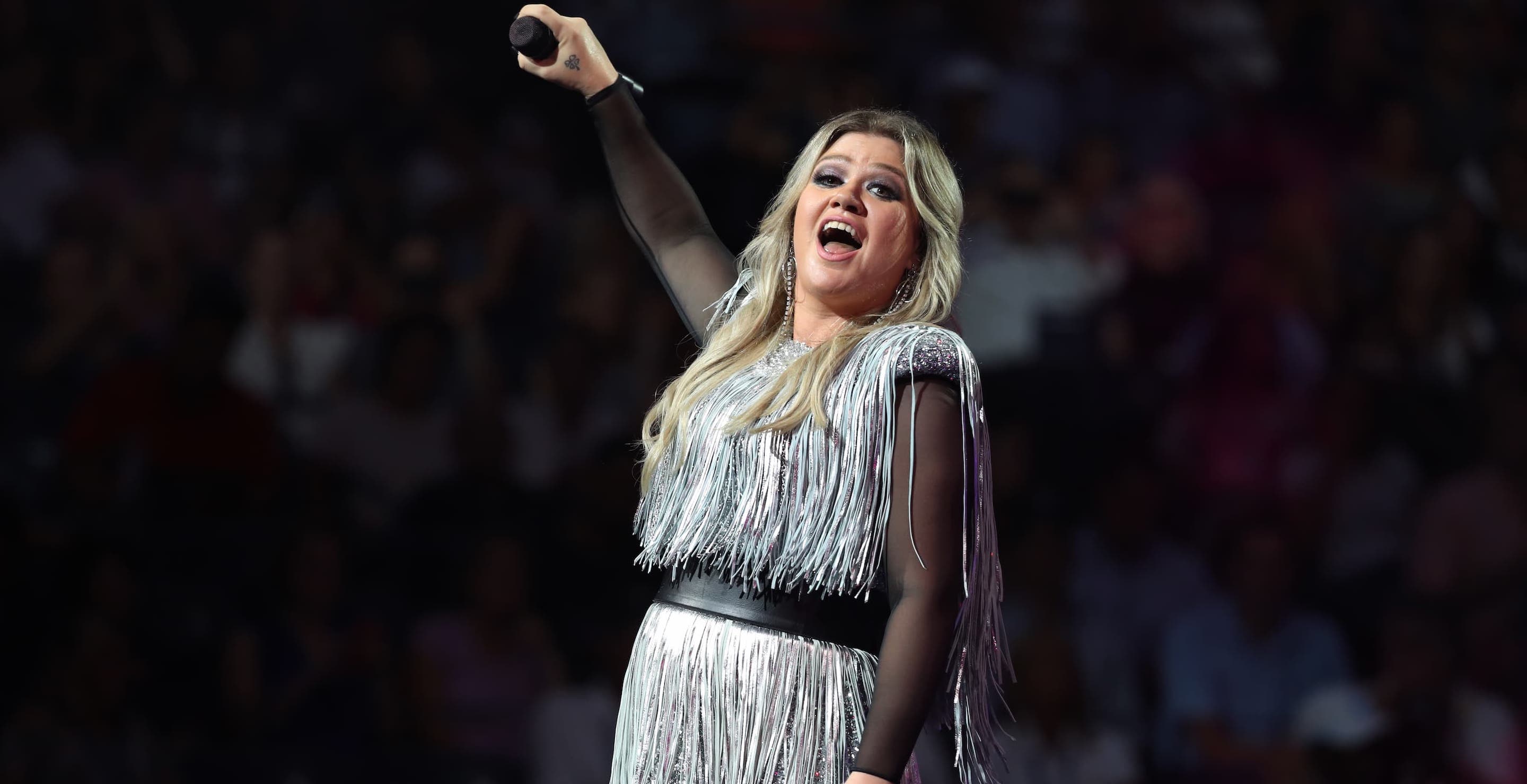 Kelly Clarkson Reveals She Battled Pneumonia Over The Holidays
