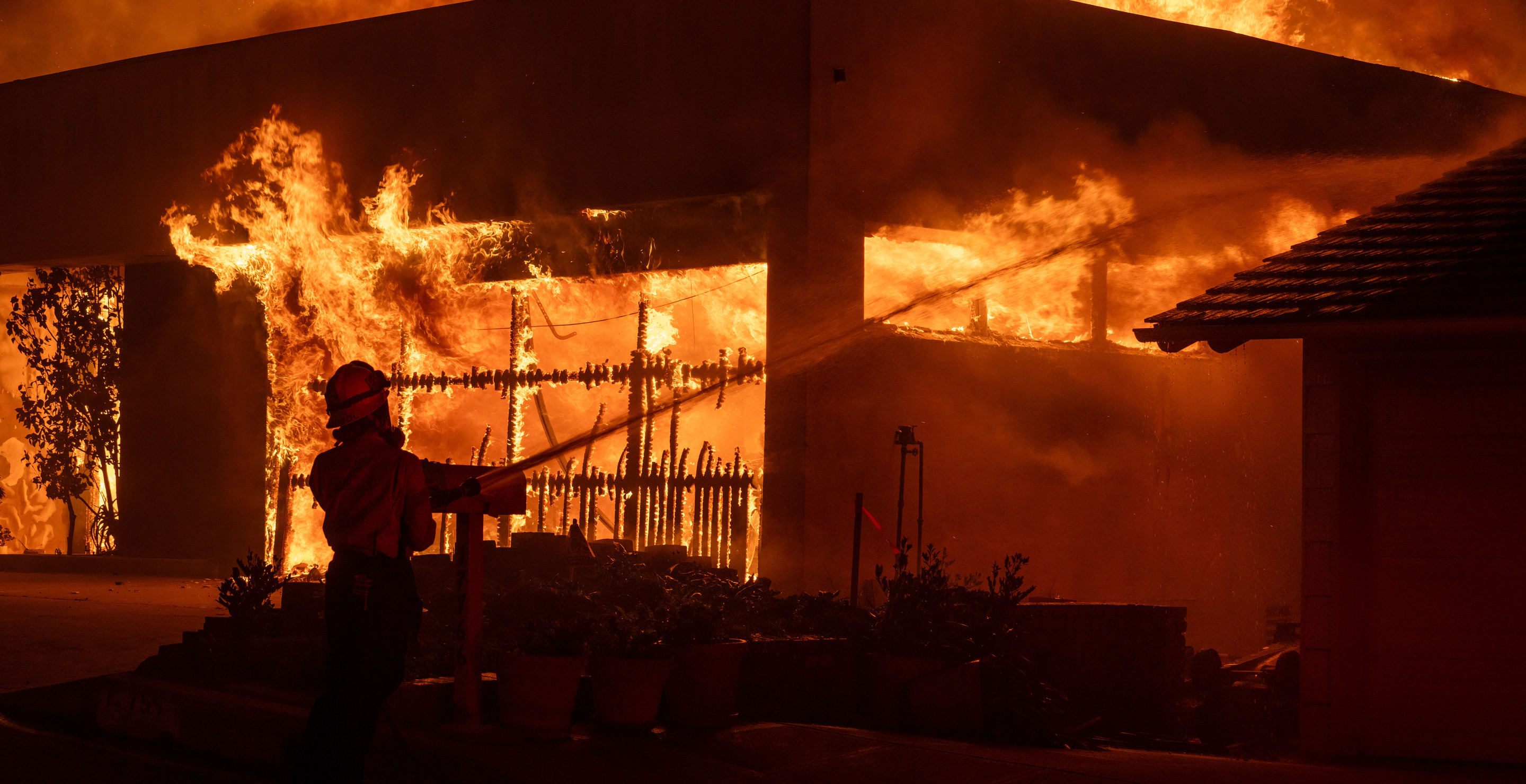 LA Influencers Ridiculed For Taking Selfies Amid Wildfire Evacuations