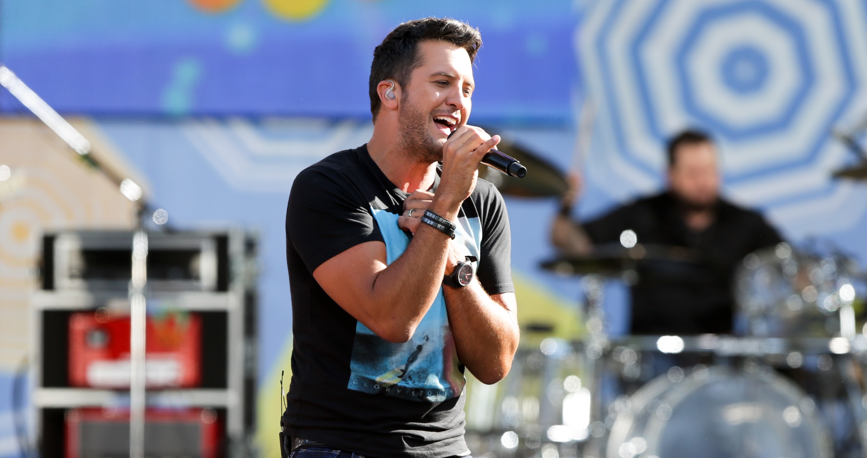 Luke Bryan dedicates songs to siblings