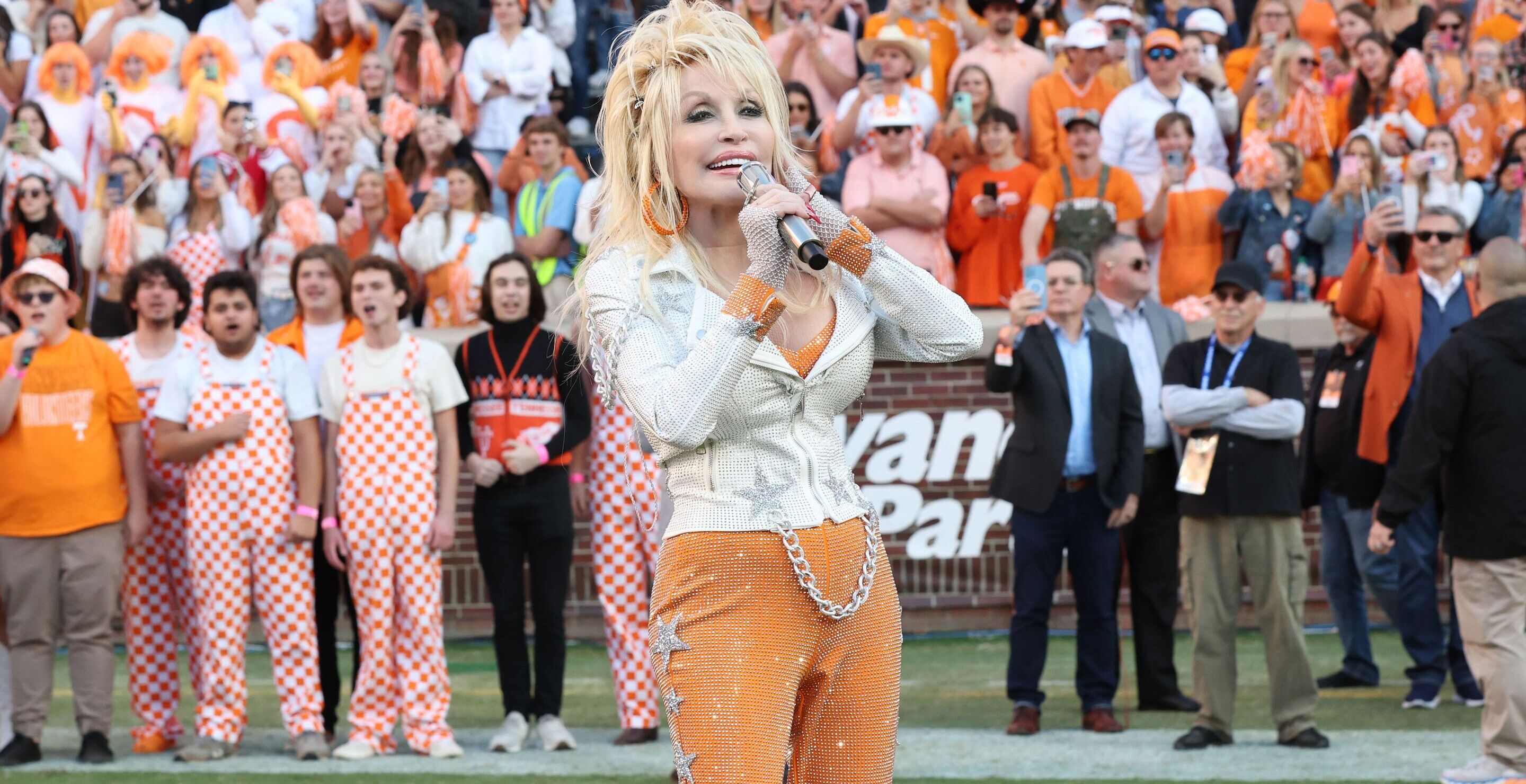 Woman Goes Viral For Sounding Just Like Dolly Parton — I Can't Believe My Ears