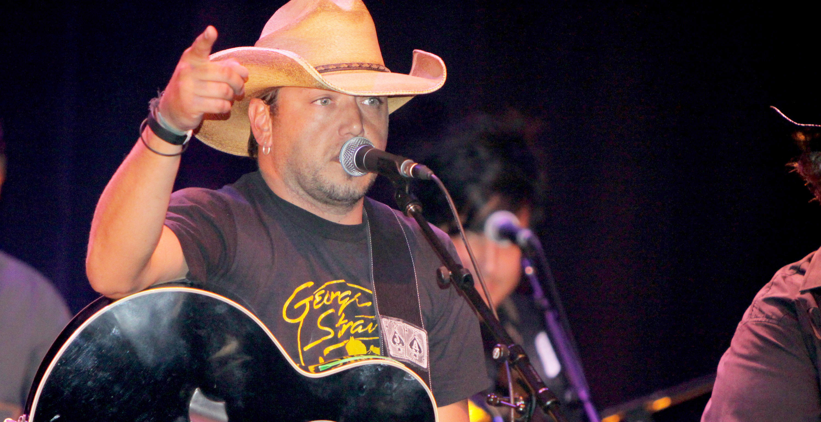 jason aldean goes fishing with son