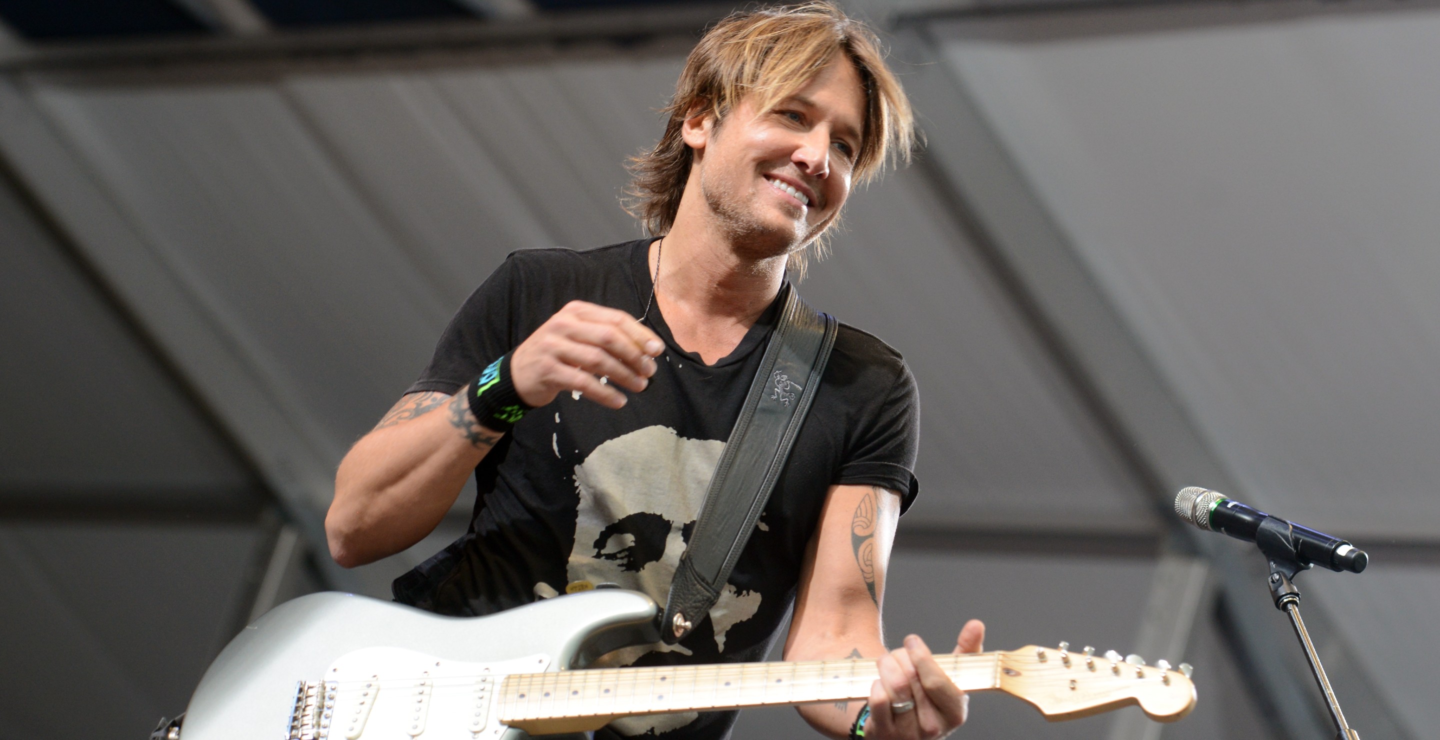Wake Up Call: Keith Urban Is Challenging You To Reclaim Your Life With New 'Straight Line' Single