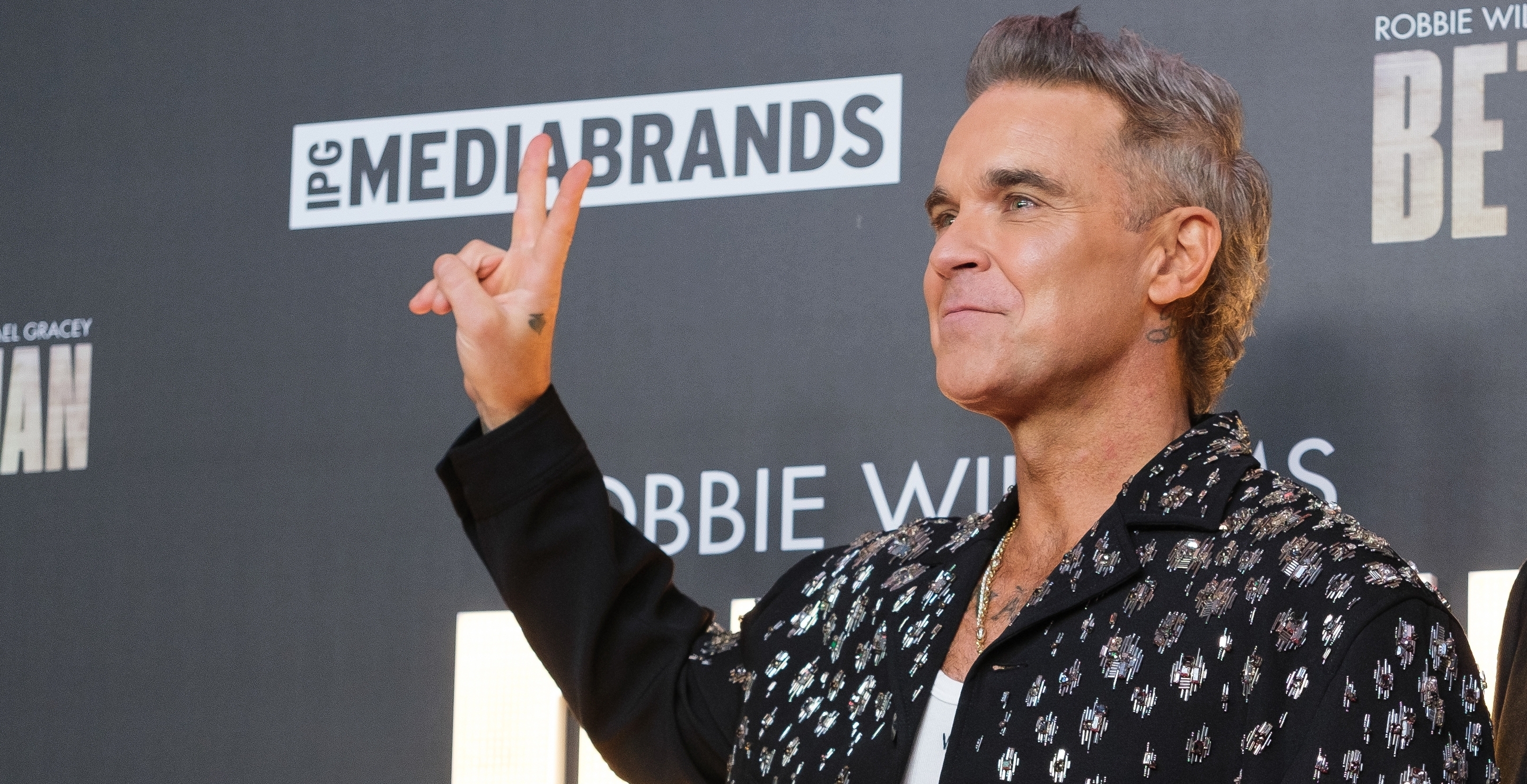 robbie williams blames audience member for flub on stage