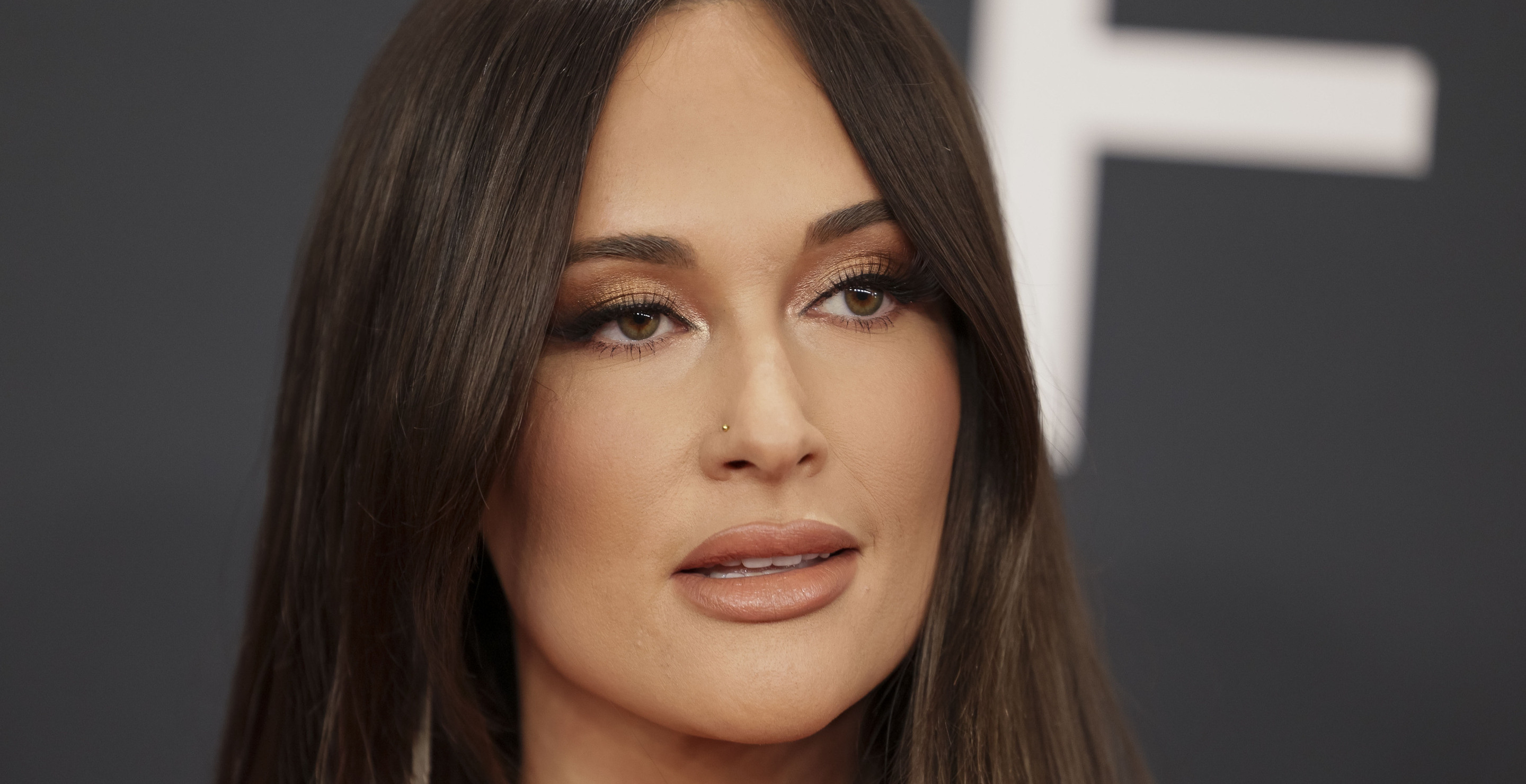 Kacey Musgraves Goes Viral For Looking Less Than Impressed At Beyonce Grammys Win