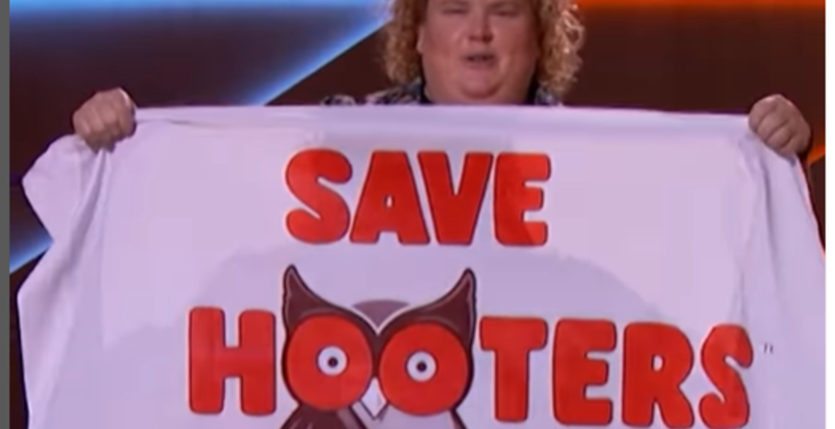 Kelly Clarkson Surprisingly Is Stepping Up To Help Hooters From Bankruptcy