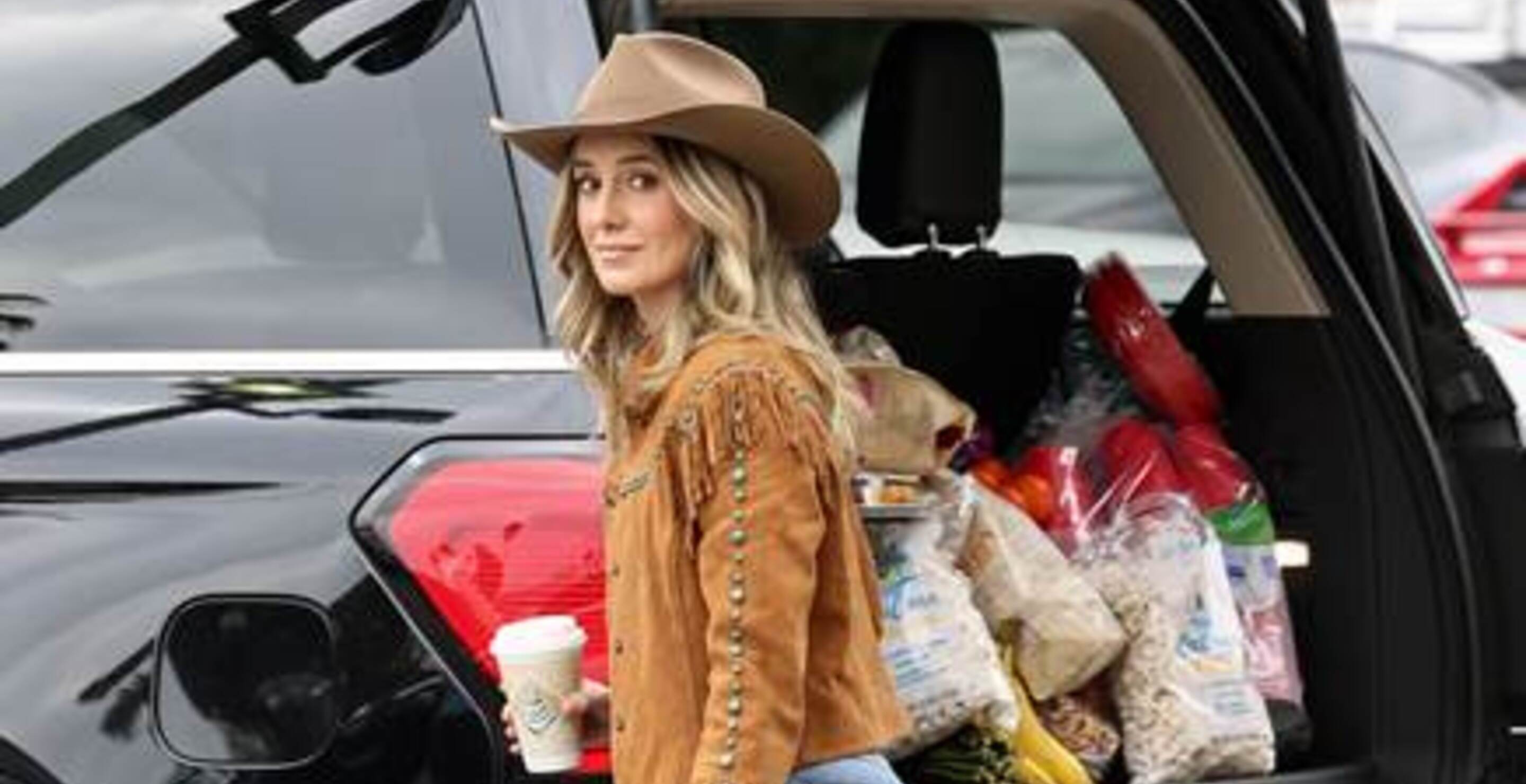 Lainey Wilson Reveals Her Beer Of Choice In Latest Shopping Run