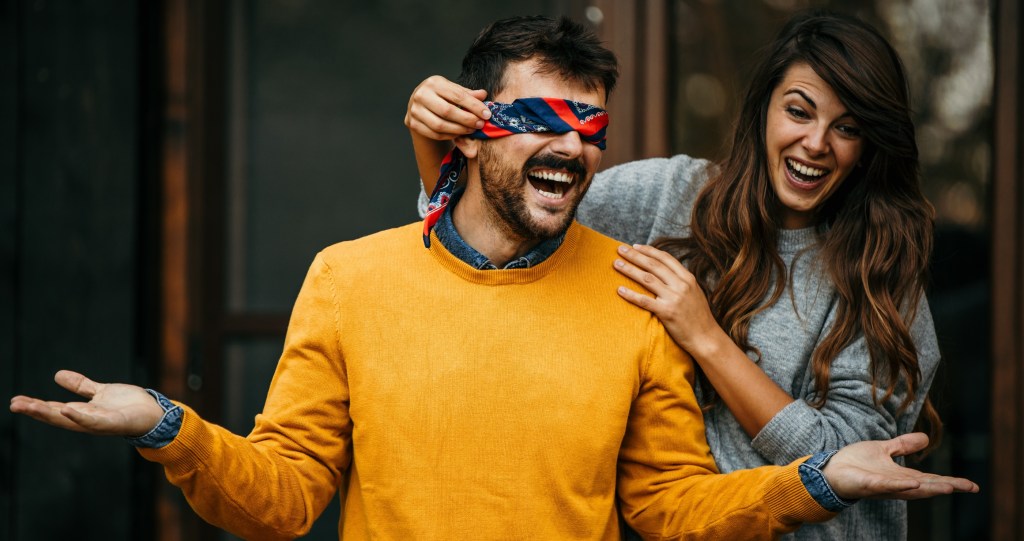 at home Valentine's Day date night idea blindfold game