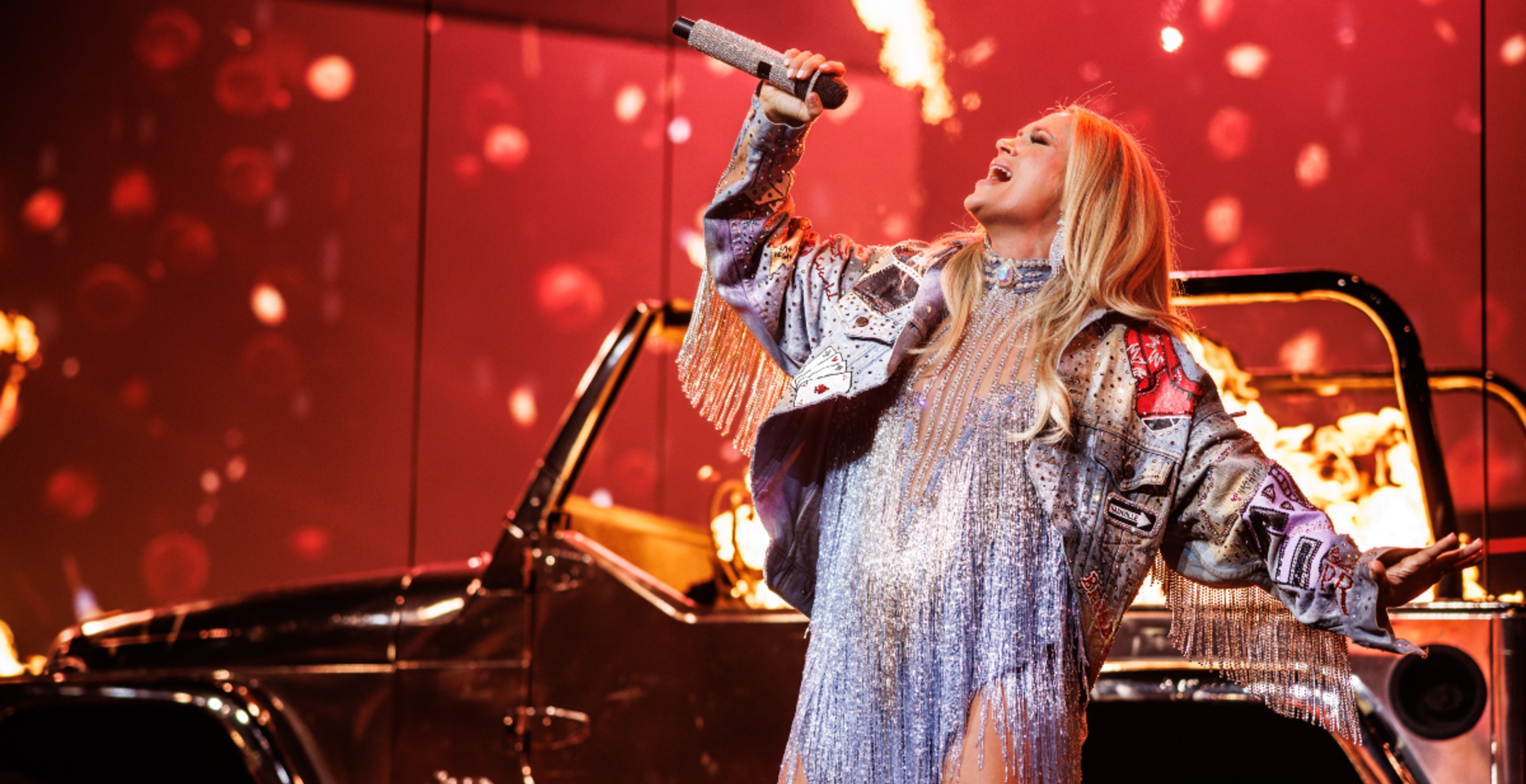 Carrie Underwood Takes Fans Behind The Scenes Of Her Quick Wardrobe Change In Las Vegas
