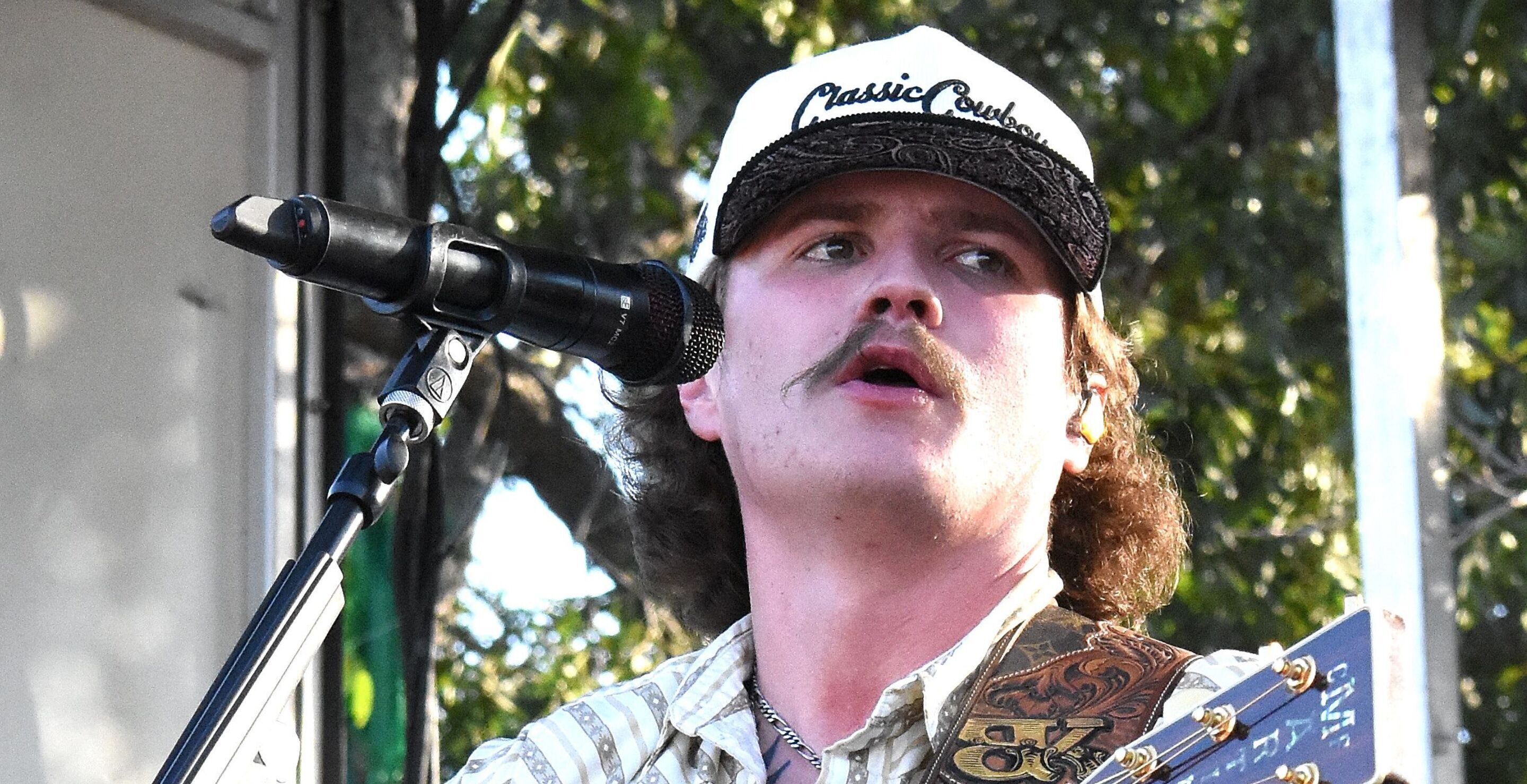 Country Singer Pelted By Beers During Performance