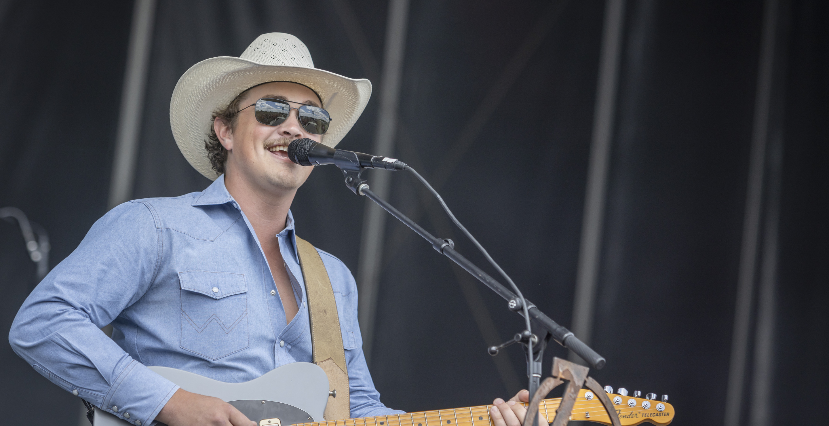 Forget Alan Jackson, Zach Top Is Embracing His Inner Jimmy Buffet With Breezy Beach Anthem Good Times And Tan Lines